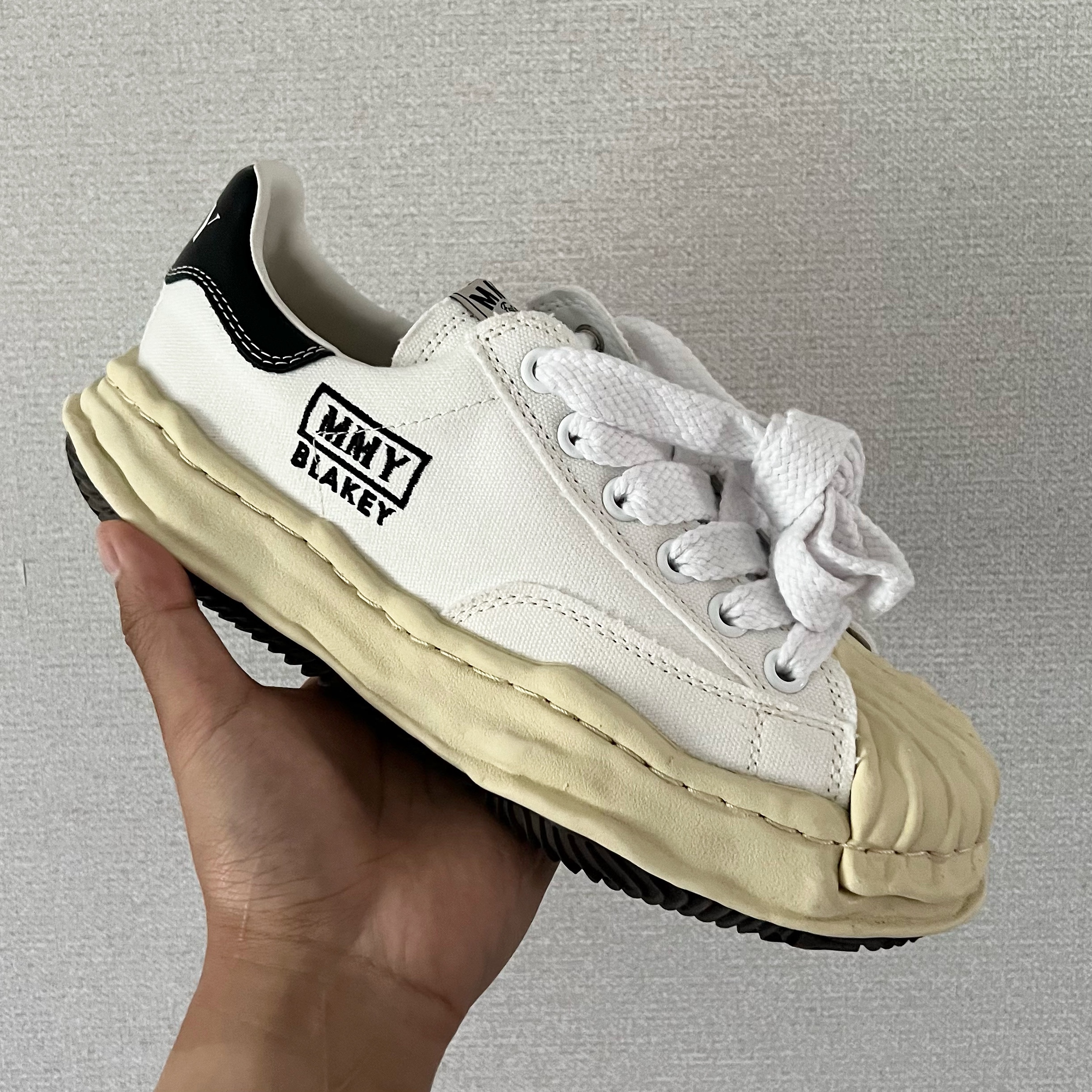 Maison Mihara Yasuhiro Blakey VL OG Sole Canvas Low-top Sneakers White 착용 스타일 - 2