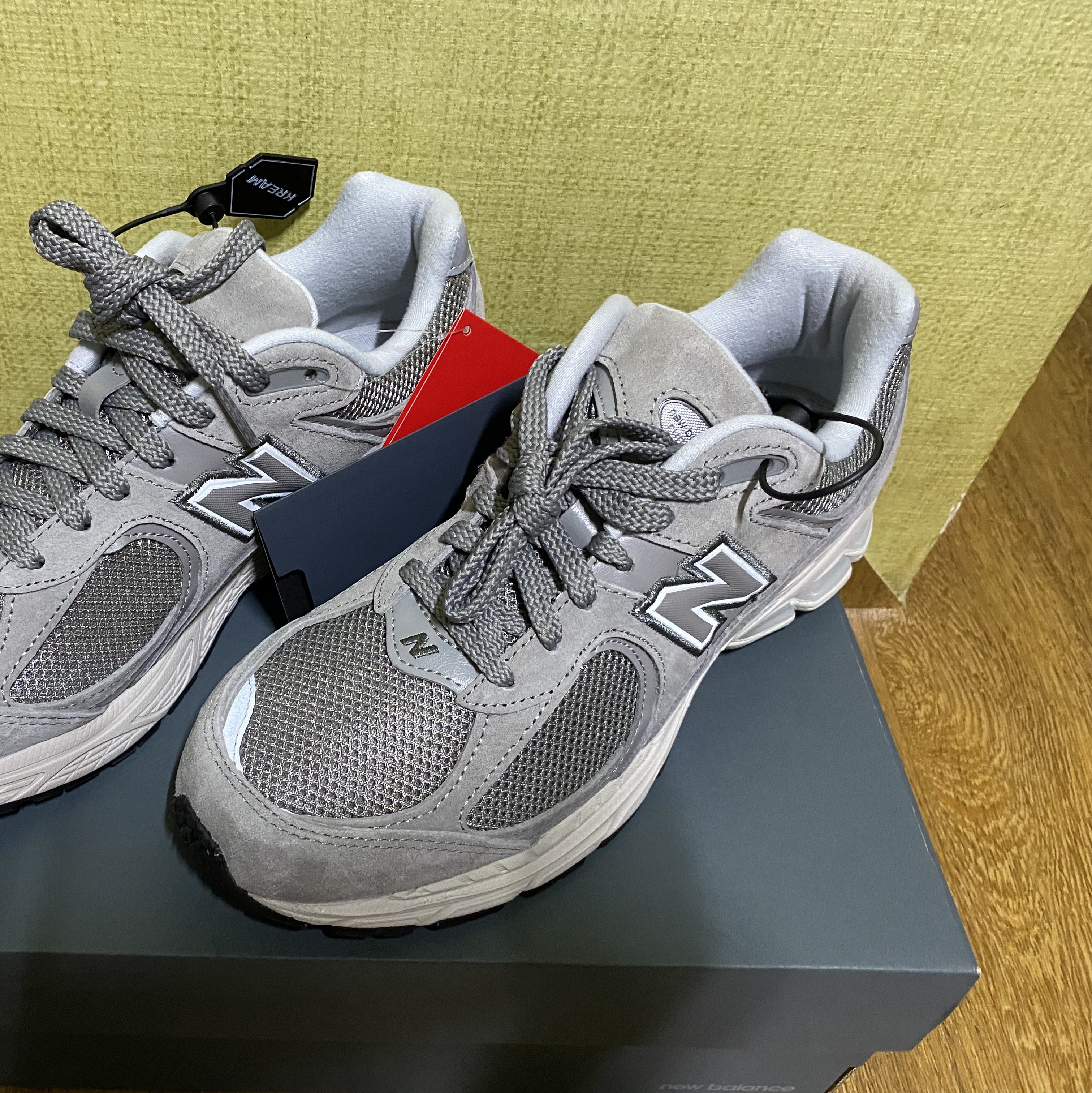 New Balance 2002R Grey 착용 스타일