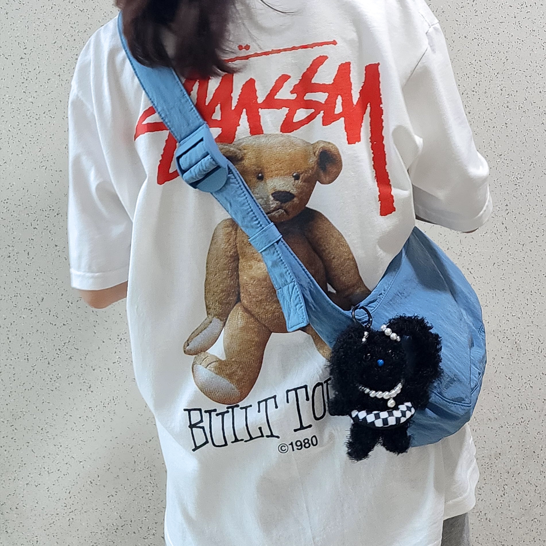 COS Nylon Crossbody Saddle Bag Blue, Stussy Built Tough T-Shirt White 착용 스타일