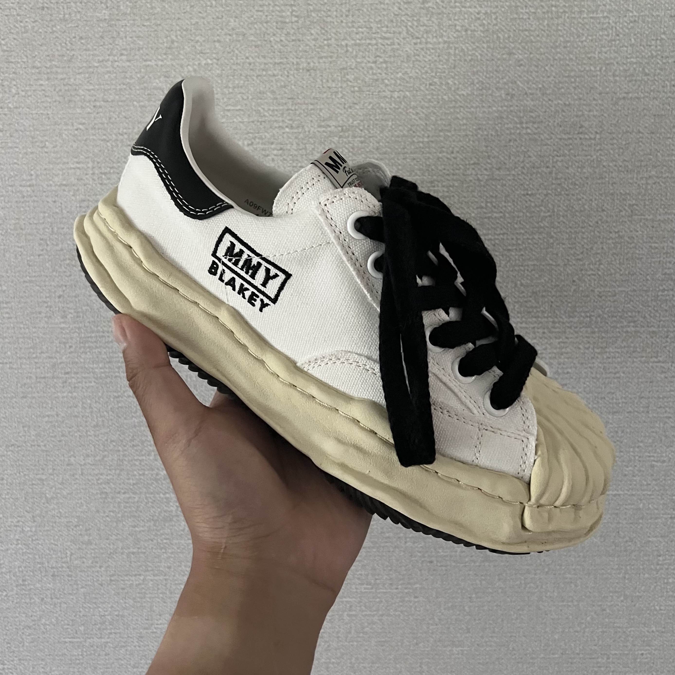 Maison Mihara Yasuhiro Blakey VL OG Sole Canvas Low-top Sneakers White 착용 스타일 - 1