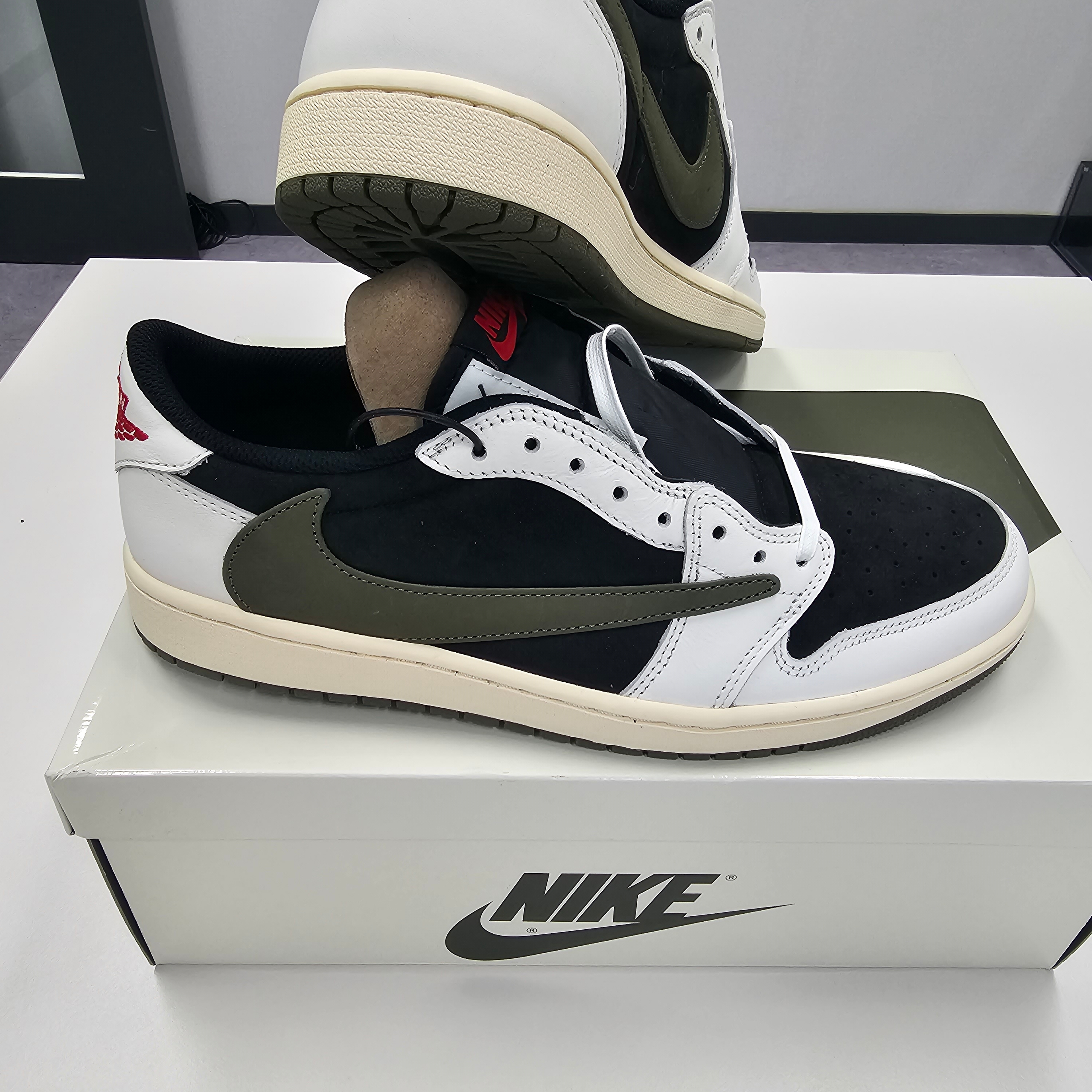 (W) Jordan 1 x Travis Scott Retro Low OG SP Medium Olive 착용 스타일 - 2