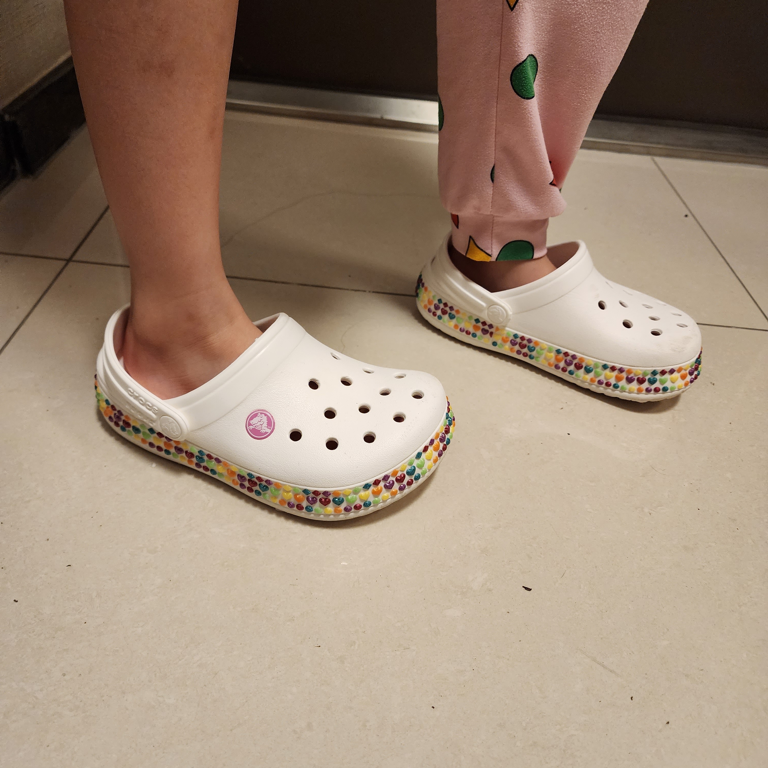 (Kids) Crocs Crocband Gem Band Clog White 착용 스타일