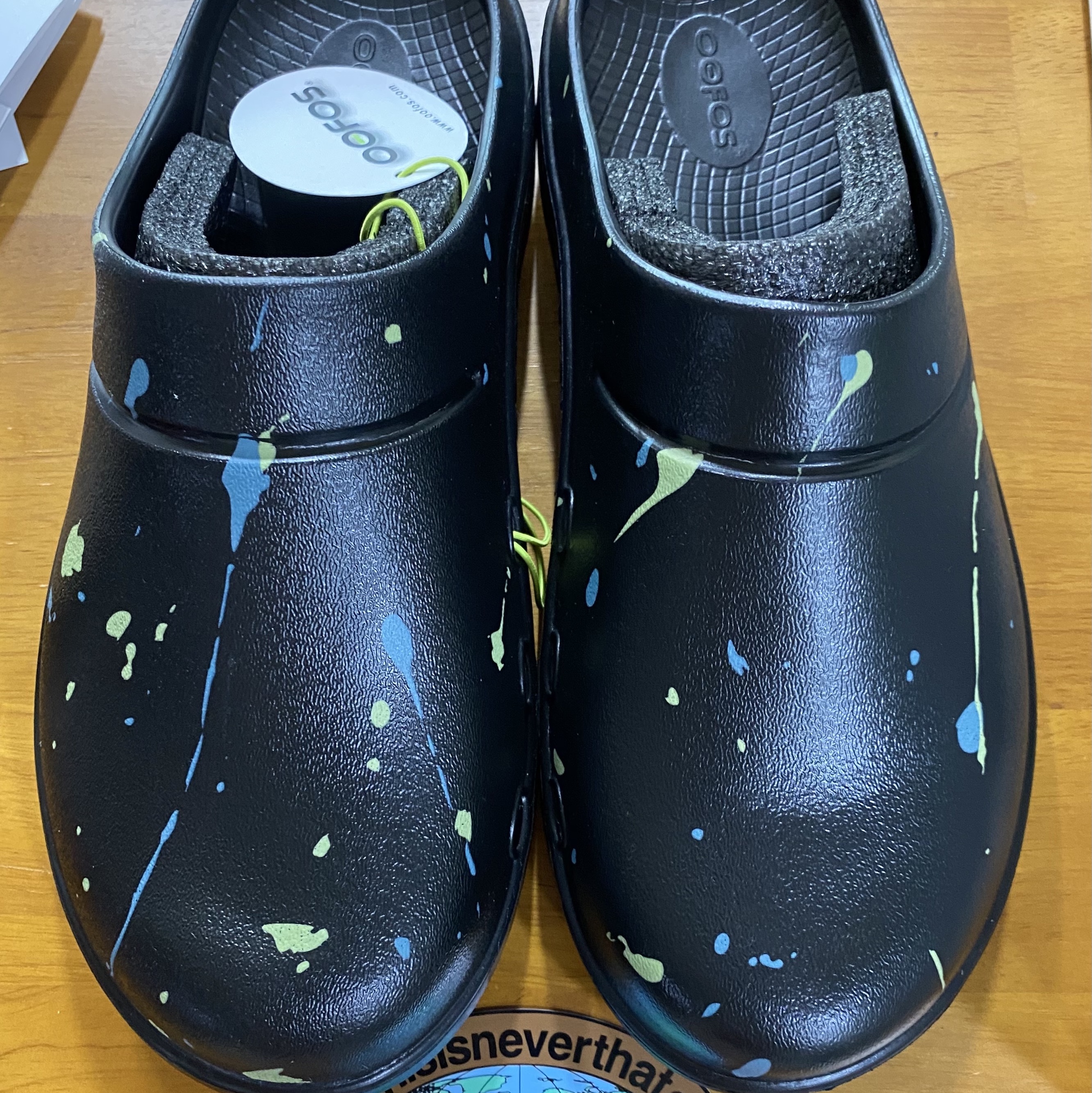 Oofos x Thisisneverthat Clog Black 착용 스타일