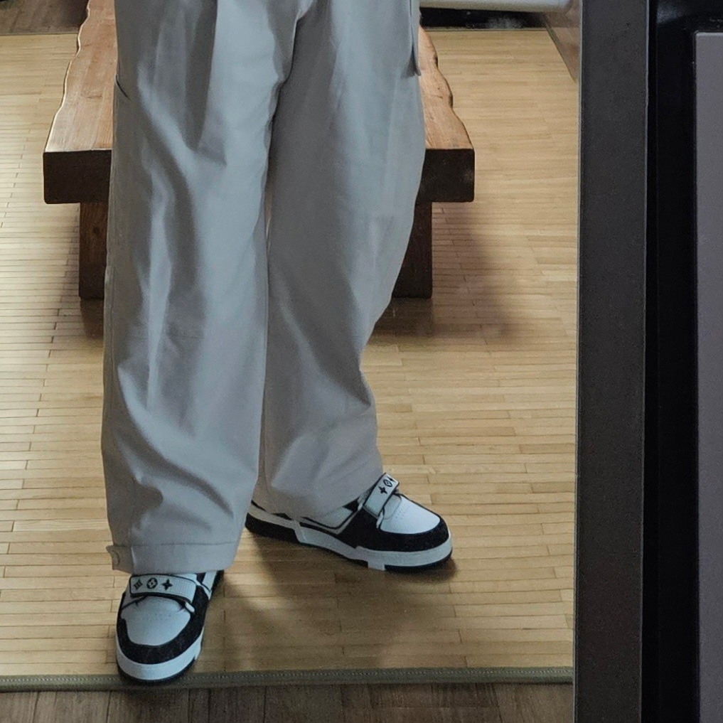 Louis Vuitton LV Trainer Sneakers Black 착용 스타일