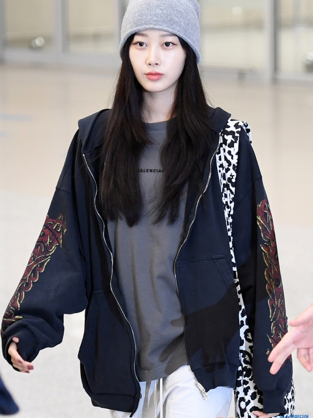 Balenciaga Offshore Zip-Up Hoodie Medium Fit Black Faded, Balenciaga x Crocs Slide Sandal Black 착용 스타일 - 1