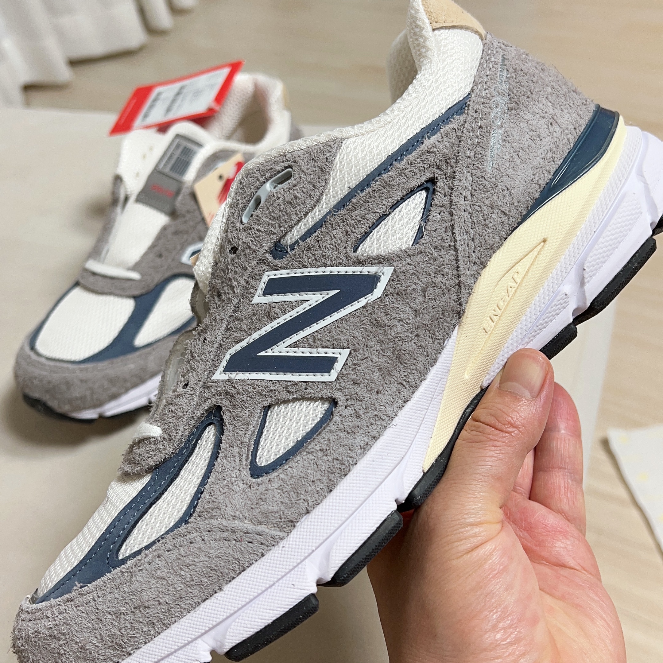 New Balance 990v4 Made in USA Gray Suede 착용 스타일 - 2