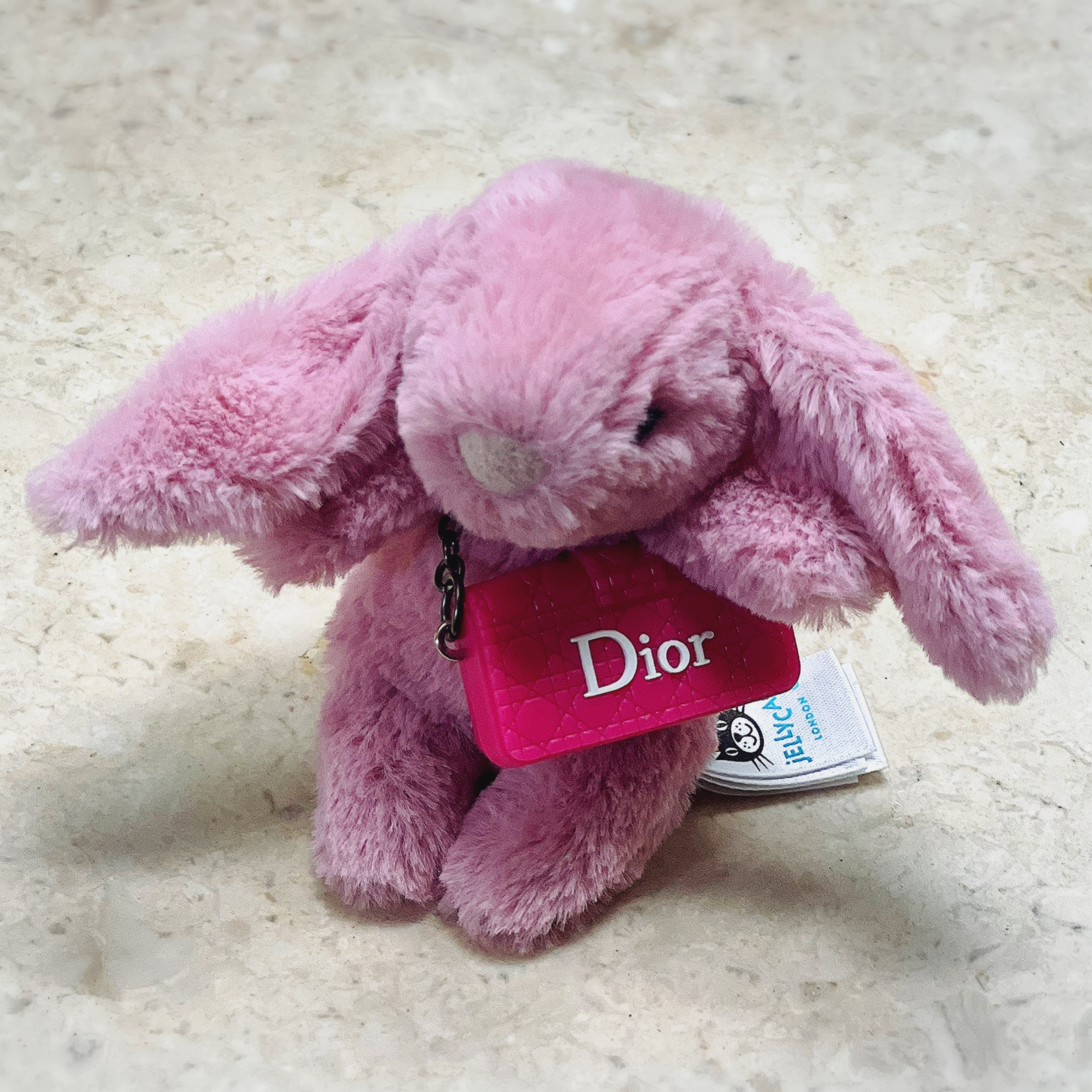 Jellycat Bashful Bunny Bag Charm Tulip, Louis Vuitton Montsouris PM Monogram Black 착용 스타일 - 3