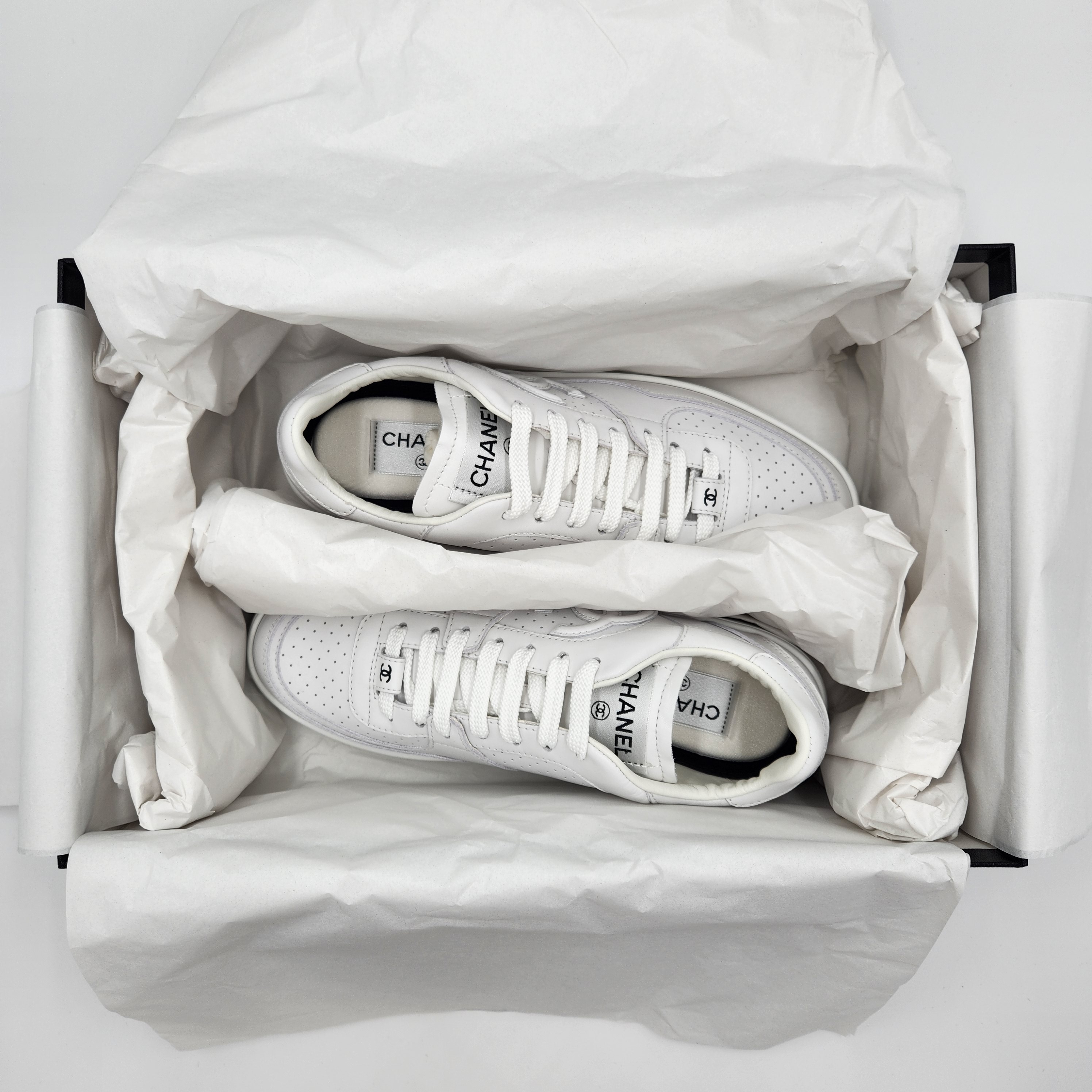 (W) Chanel Sneakers Calfskin & White 착용 스타일 - 1