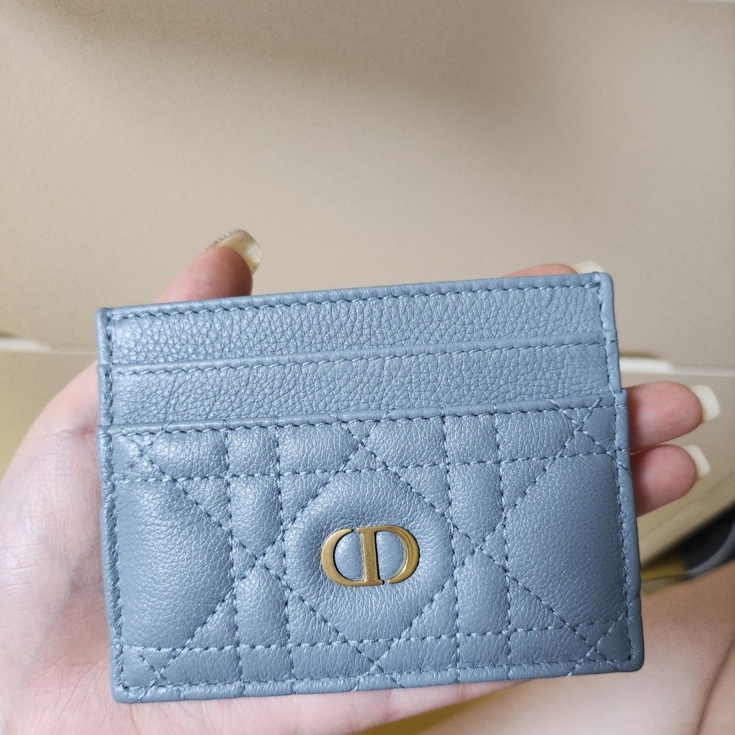 Dior Caro Five Slot Card Holder Supple Cannage Calfskin Cloud Blue 착용 스타일 - 1