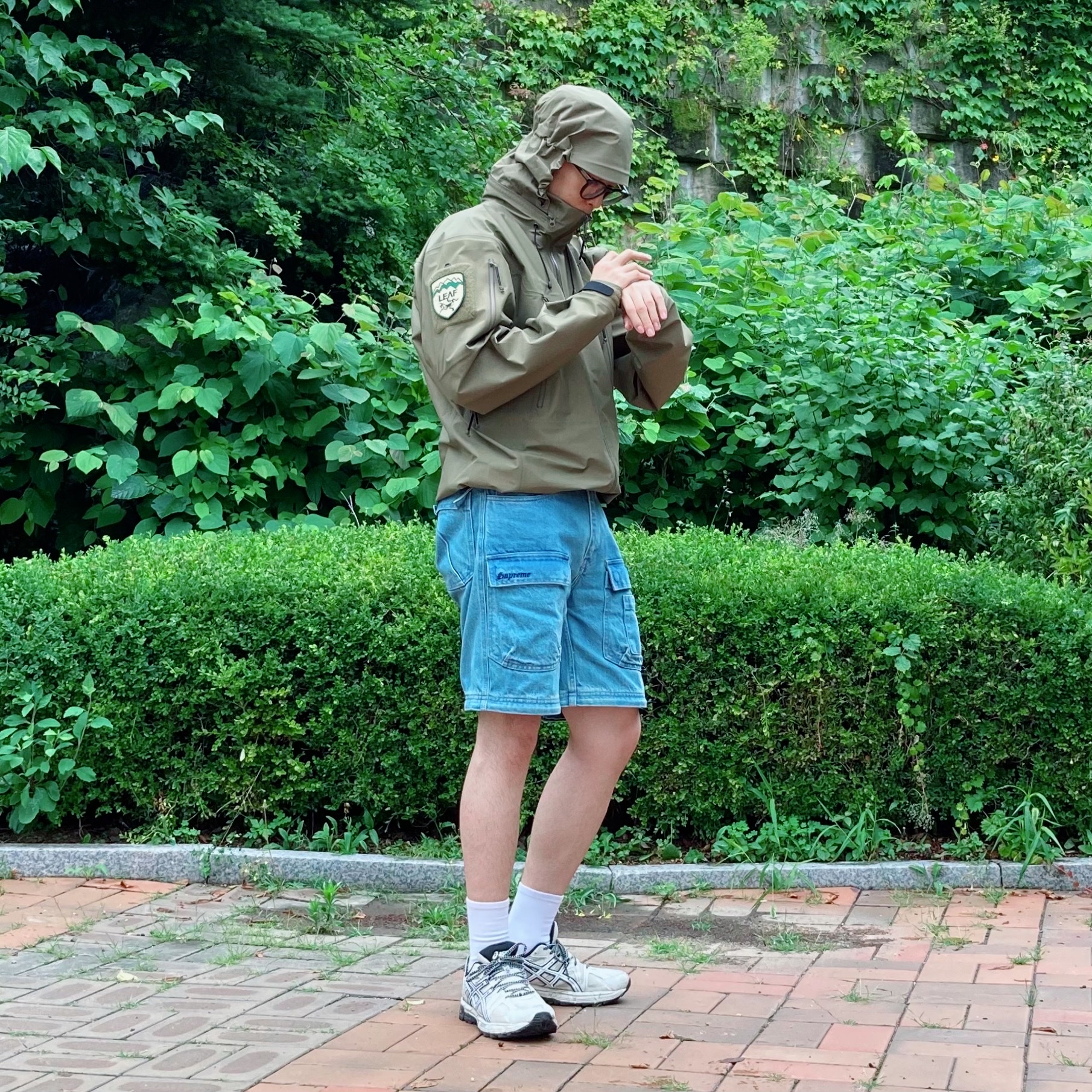 Arc'teryx LEAF Alpha Jacket Gen 2 Crocodile, Supreme Zip-Off Utility Pants Denim - 21FW 착용 스타일 - 1