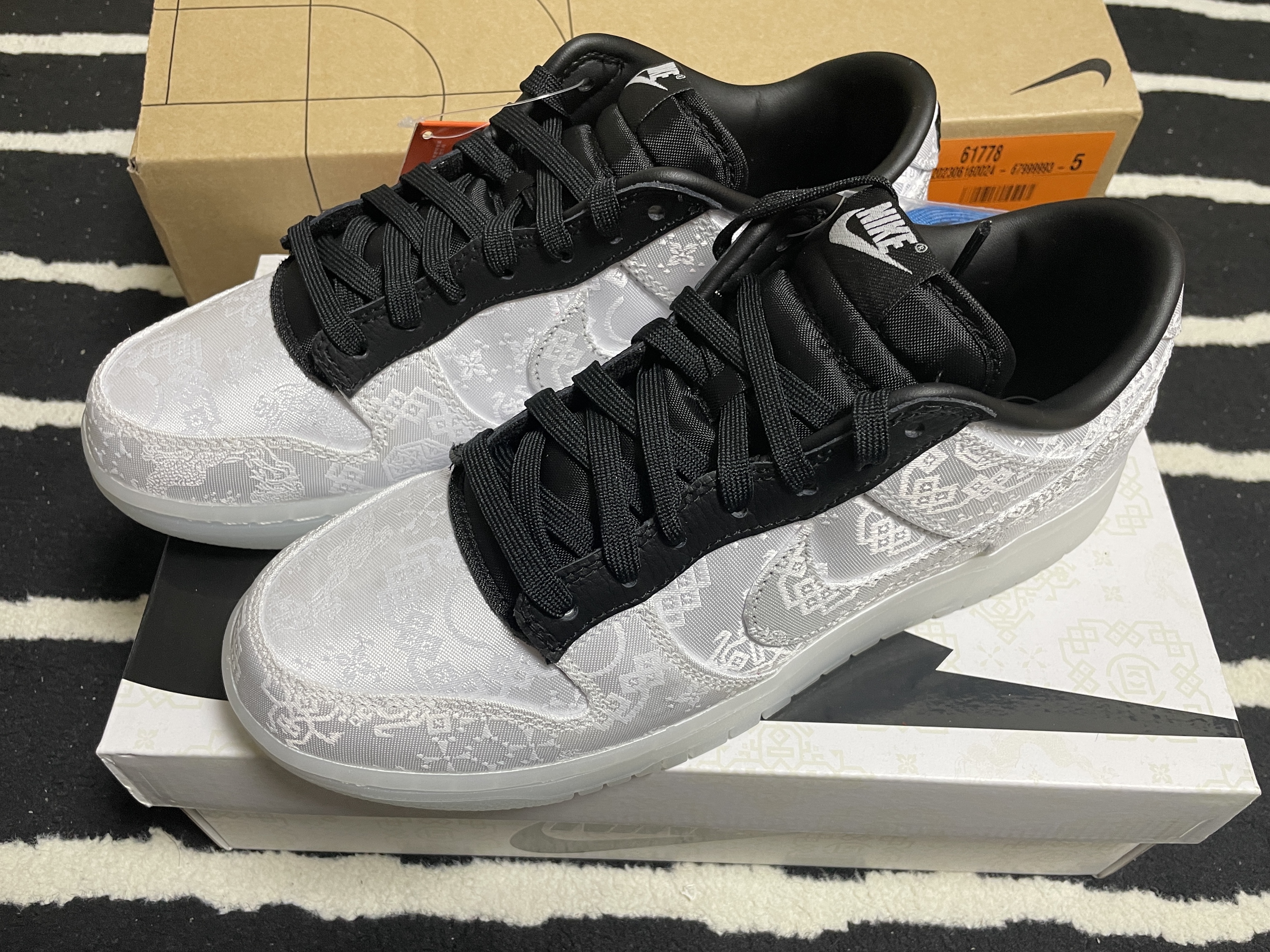 Nike x Clot x Fragment Dunk Low Black and White 착용 스타일 - 1