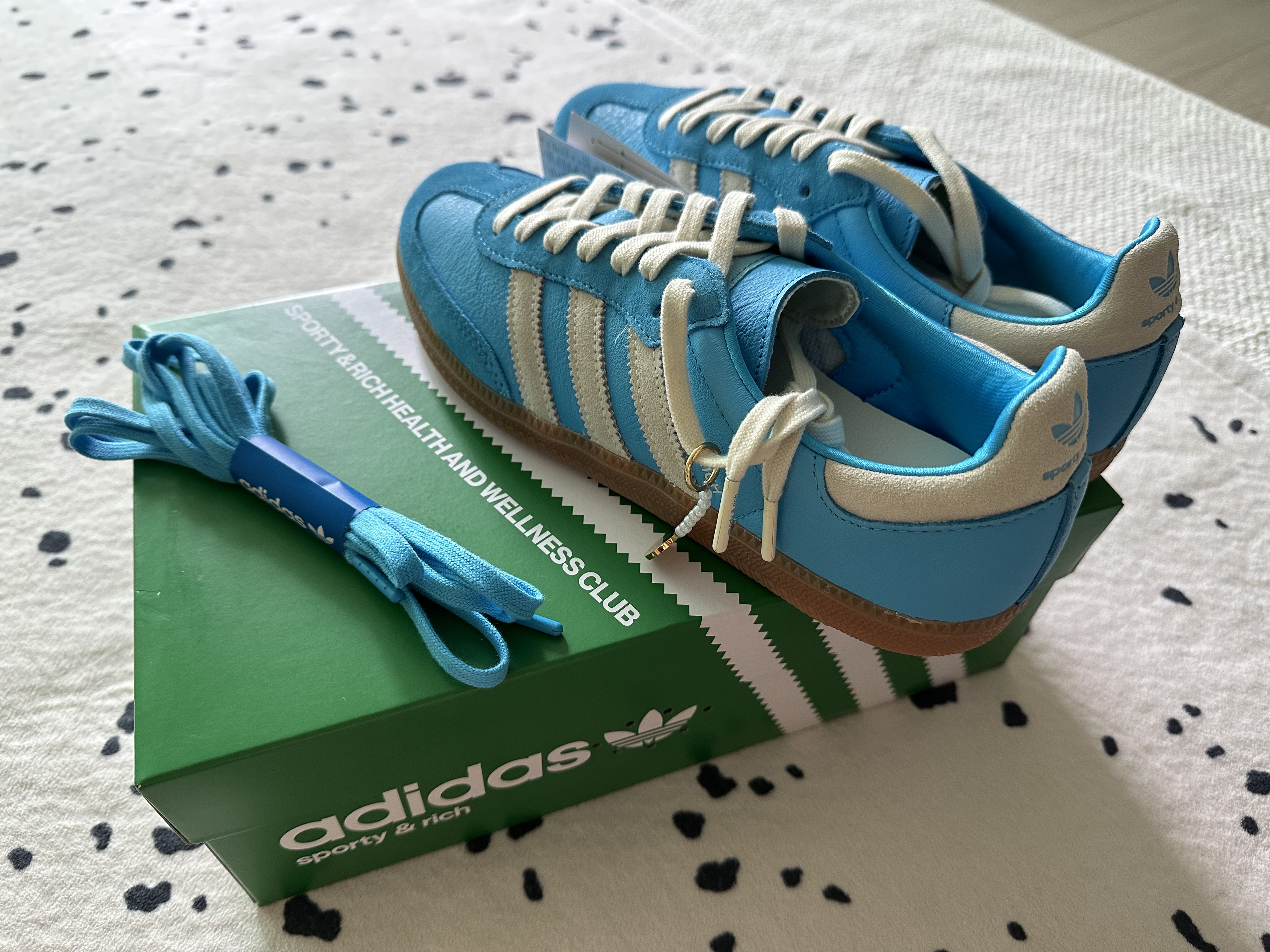 Adidas x Sporty & Rich Samba Blue Rush Cream White 착용 스타일