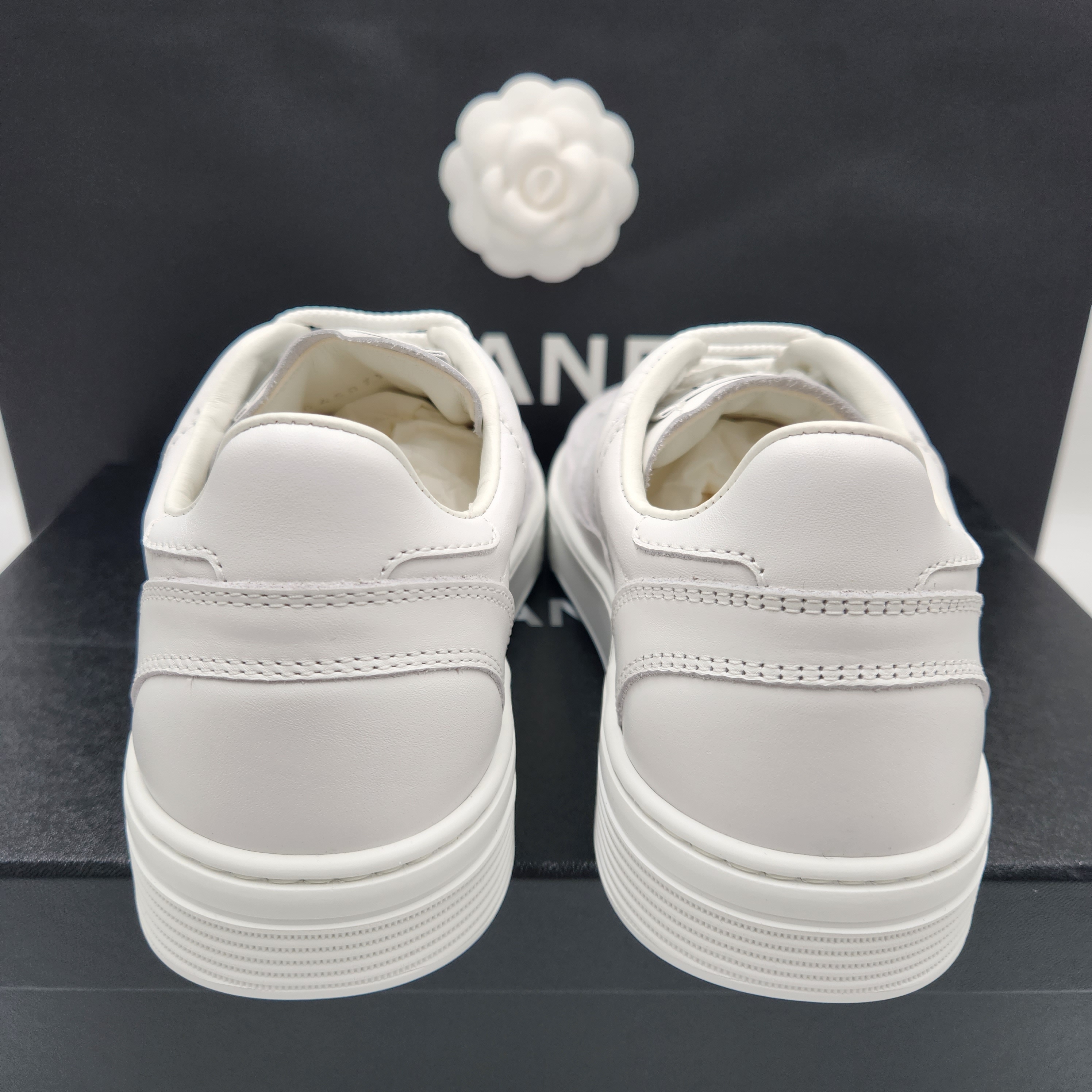 (W) Chanel Sneakers Calfskin & White 착용 스타일 - 5