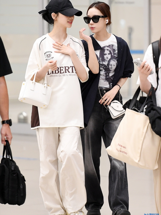 Prada Galleria Saffiano Leather Mini Bag White 착용 스타일