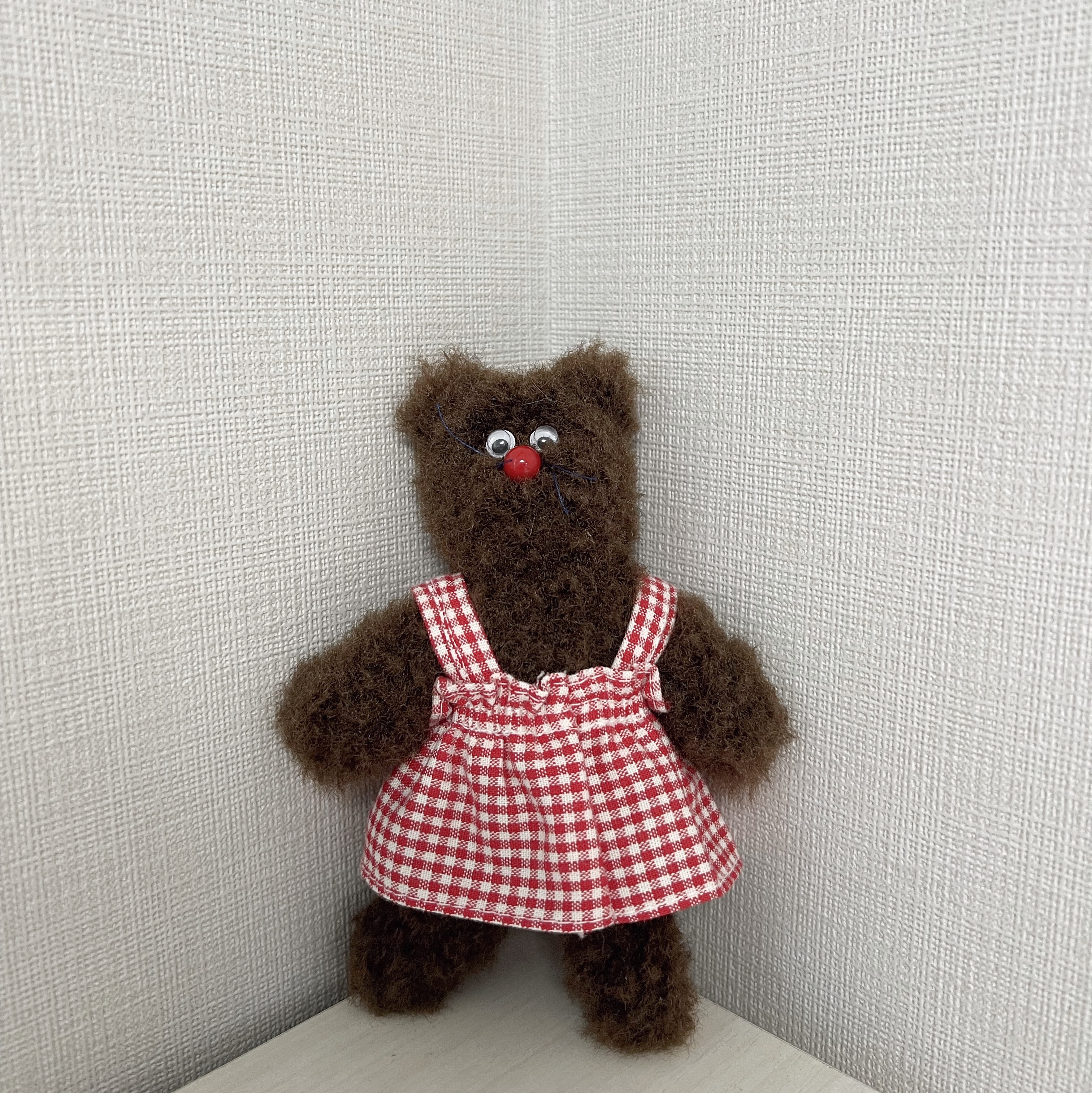 Monamhee Bred Keyring with Pink Pants Brown, COS Quilted Mini Bag Black 착용 스타일 - 1