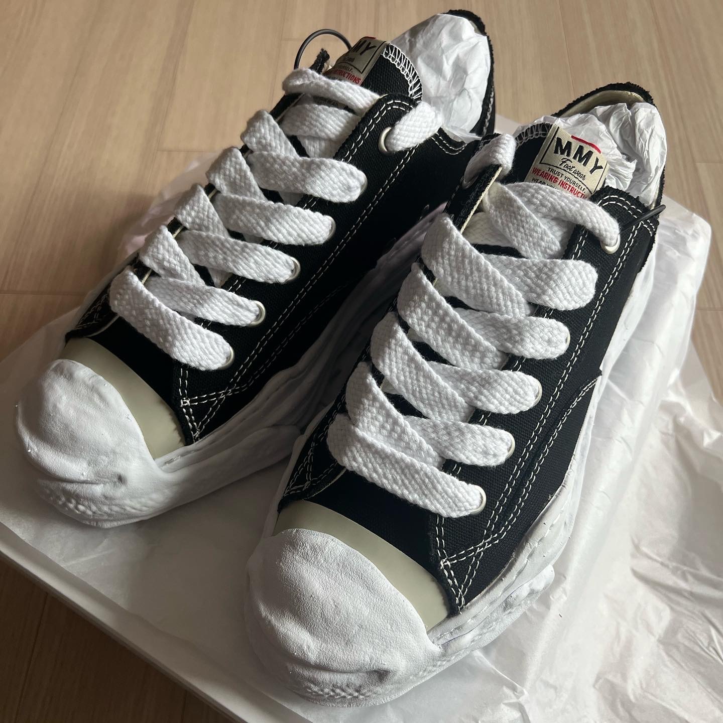 Maison Mihara Yasuhiro Hank OG Sole Canvas Low-top Sneakers Black 착용 스타일 - 2