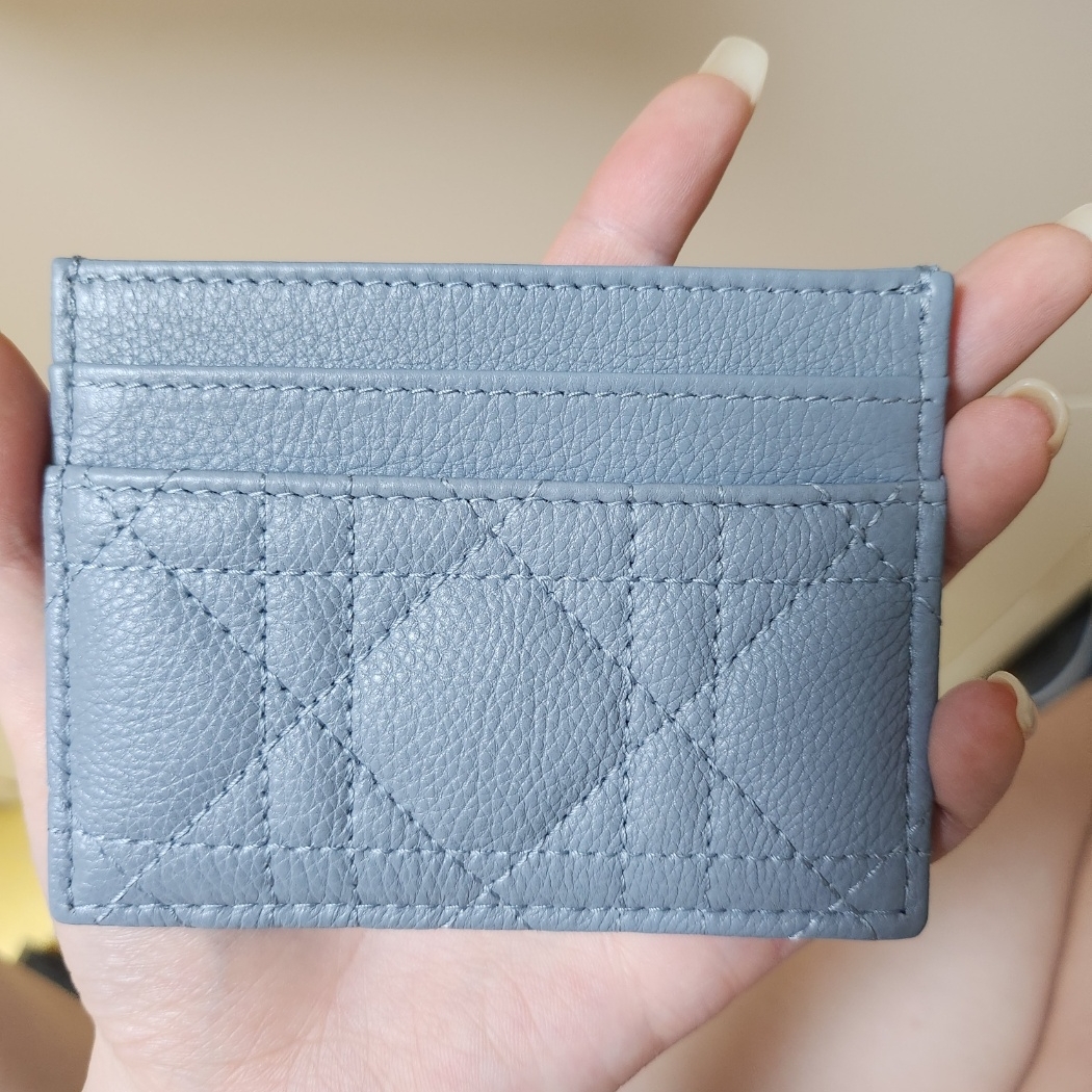 Dior Caro Five Slot Card Holder Supple Cannage Calfskin Cloud Blue 착용 스타일 - 2