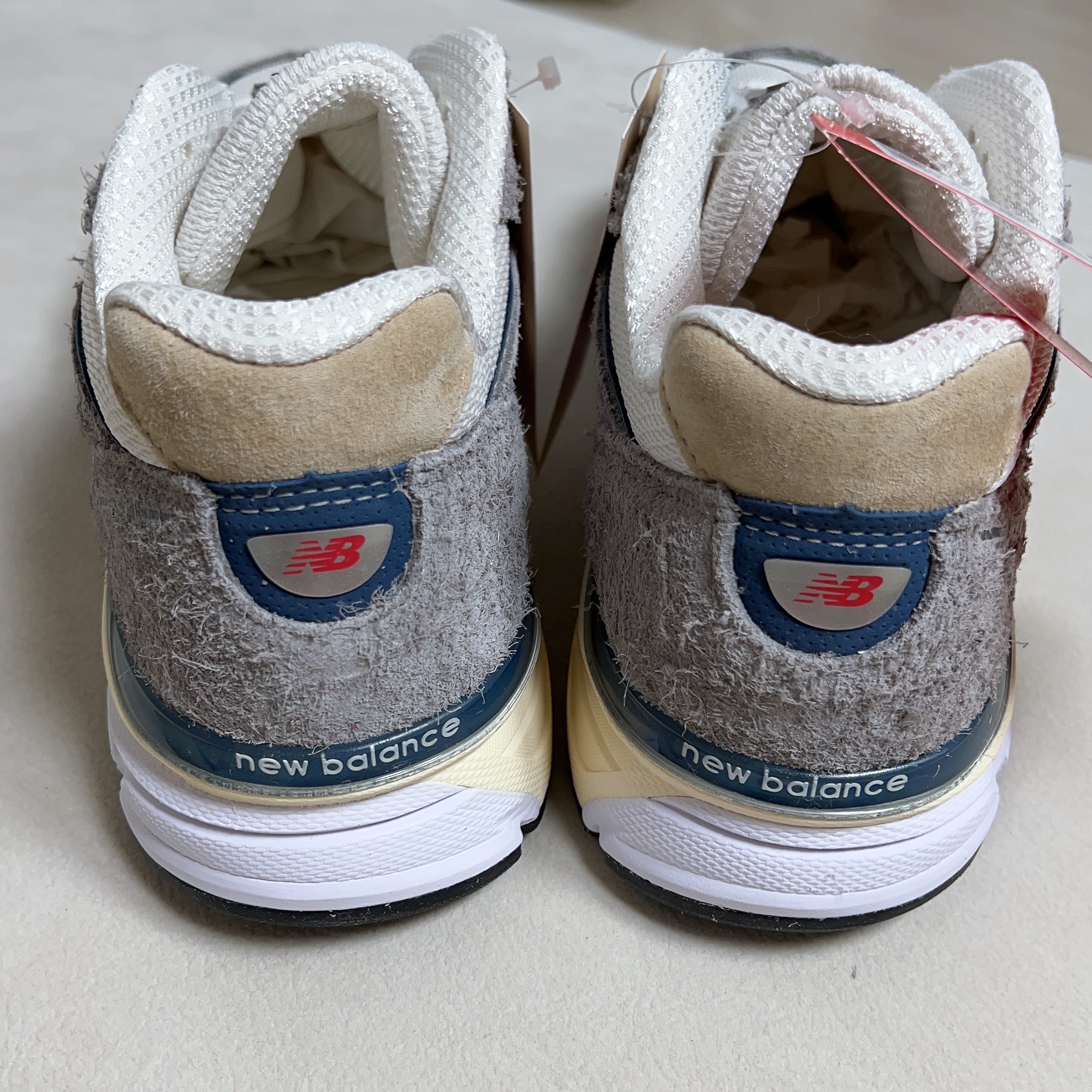 New Balance 990v4 Made in USA Gray Suede 착용 스타일 - 5
