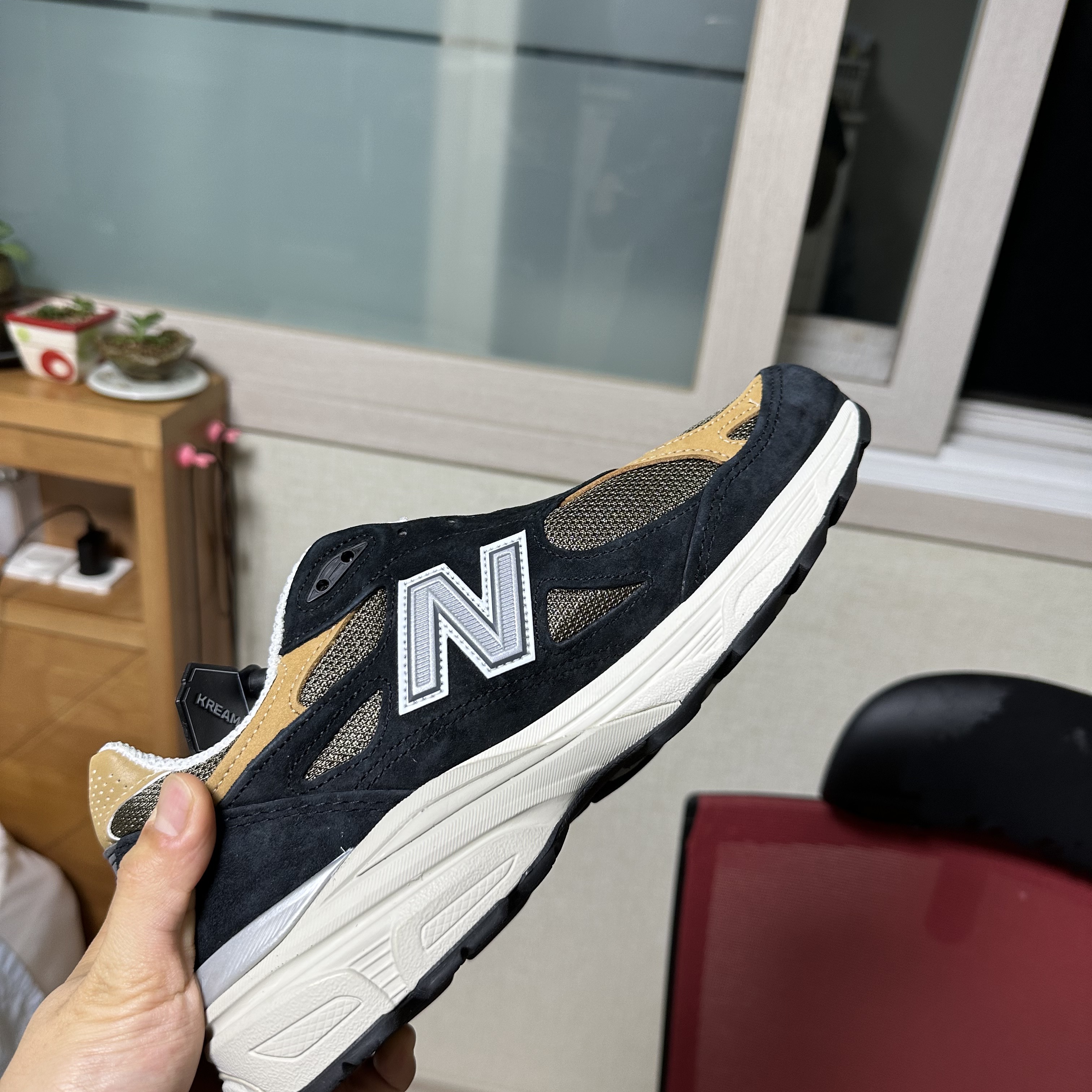New Balance 990v3 Made in USA Black Tan 착용 스타일