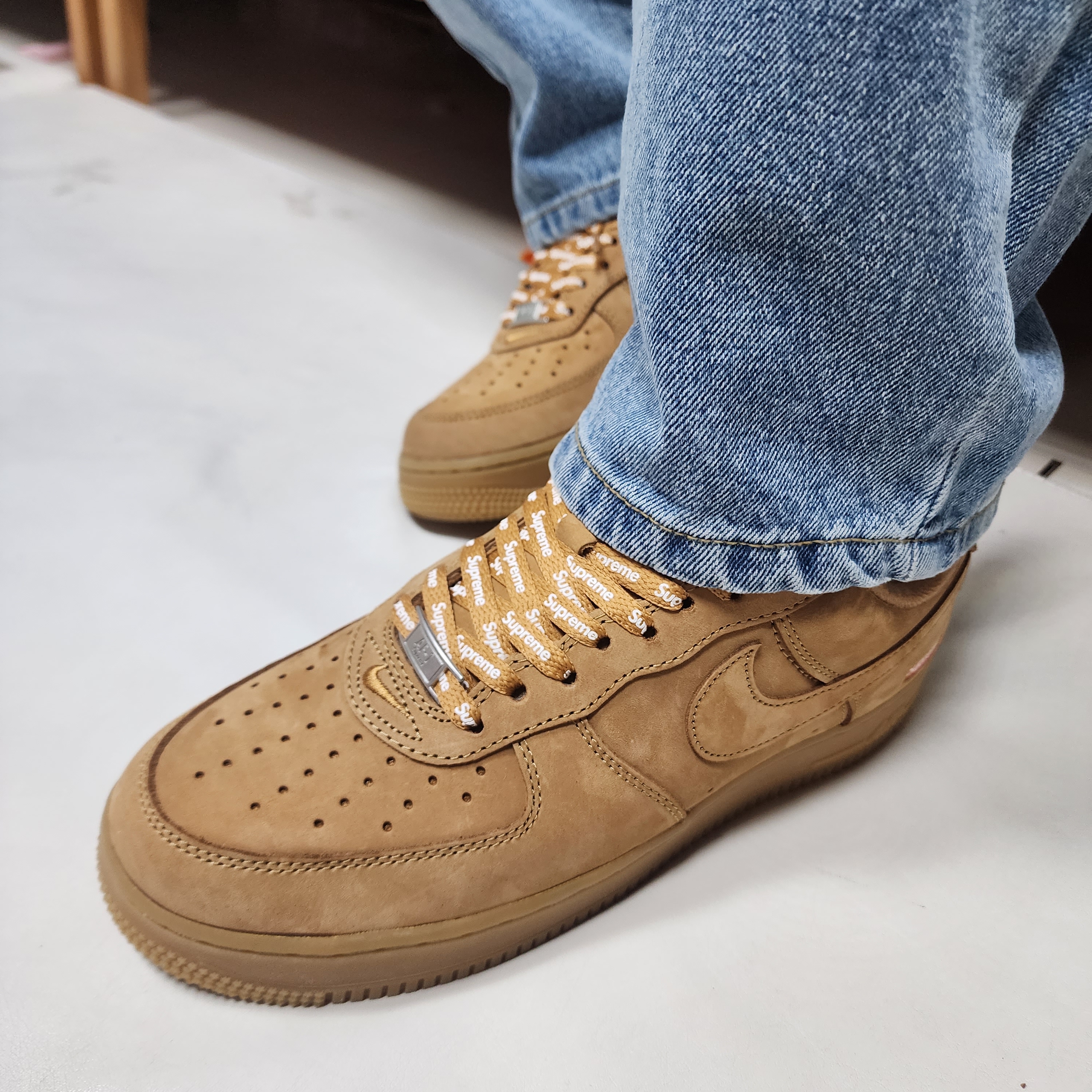 Nike x Supreme Air Force 1 Low Flax 착용 스타일