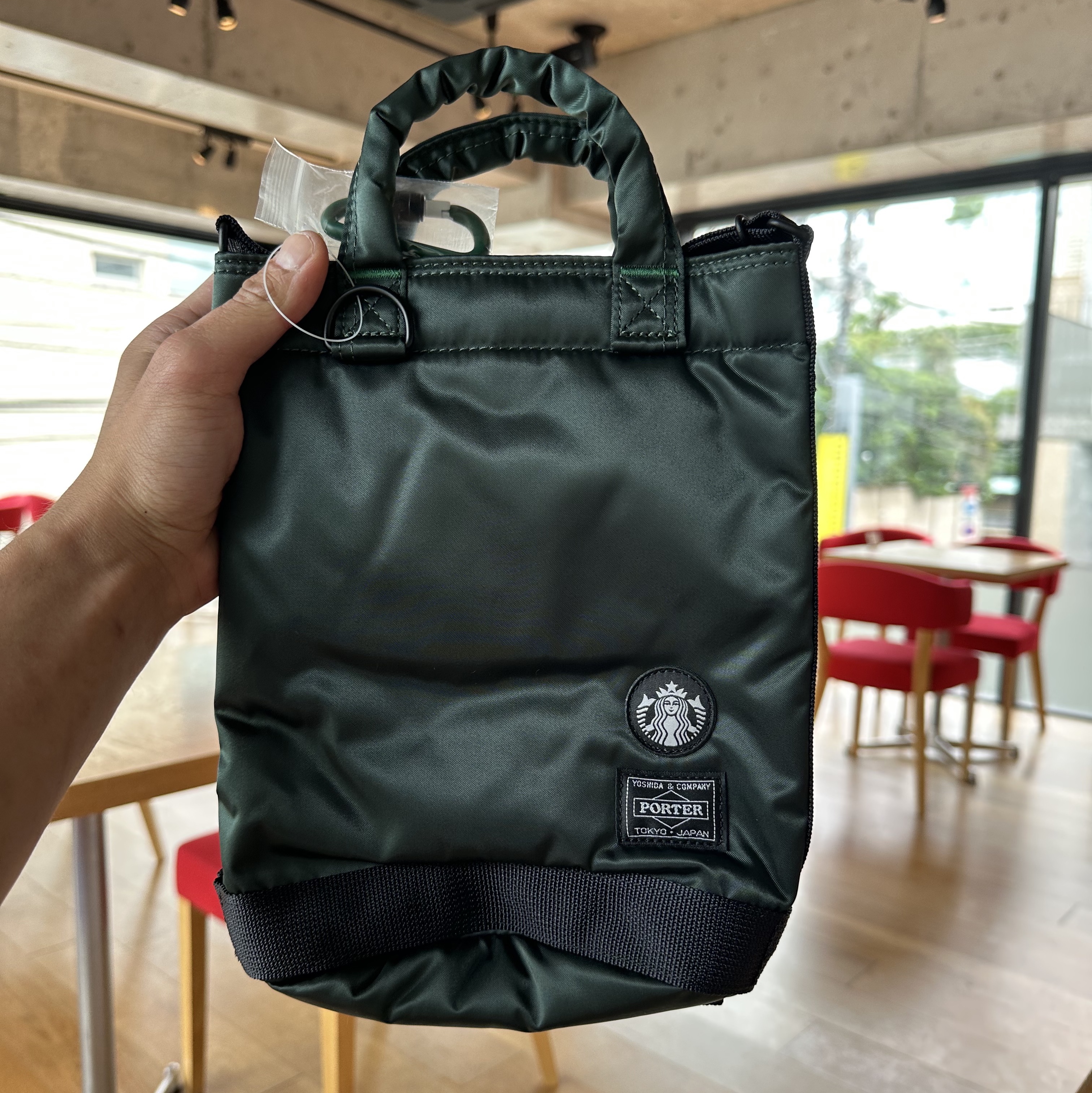 Porter x Starbucks Coffee Bean Shape Drum Bag S Dark Green 착용 스타일