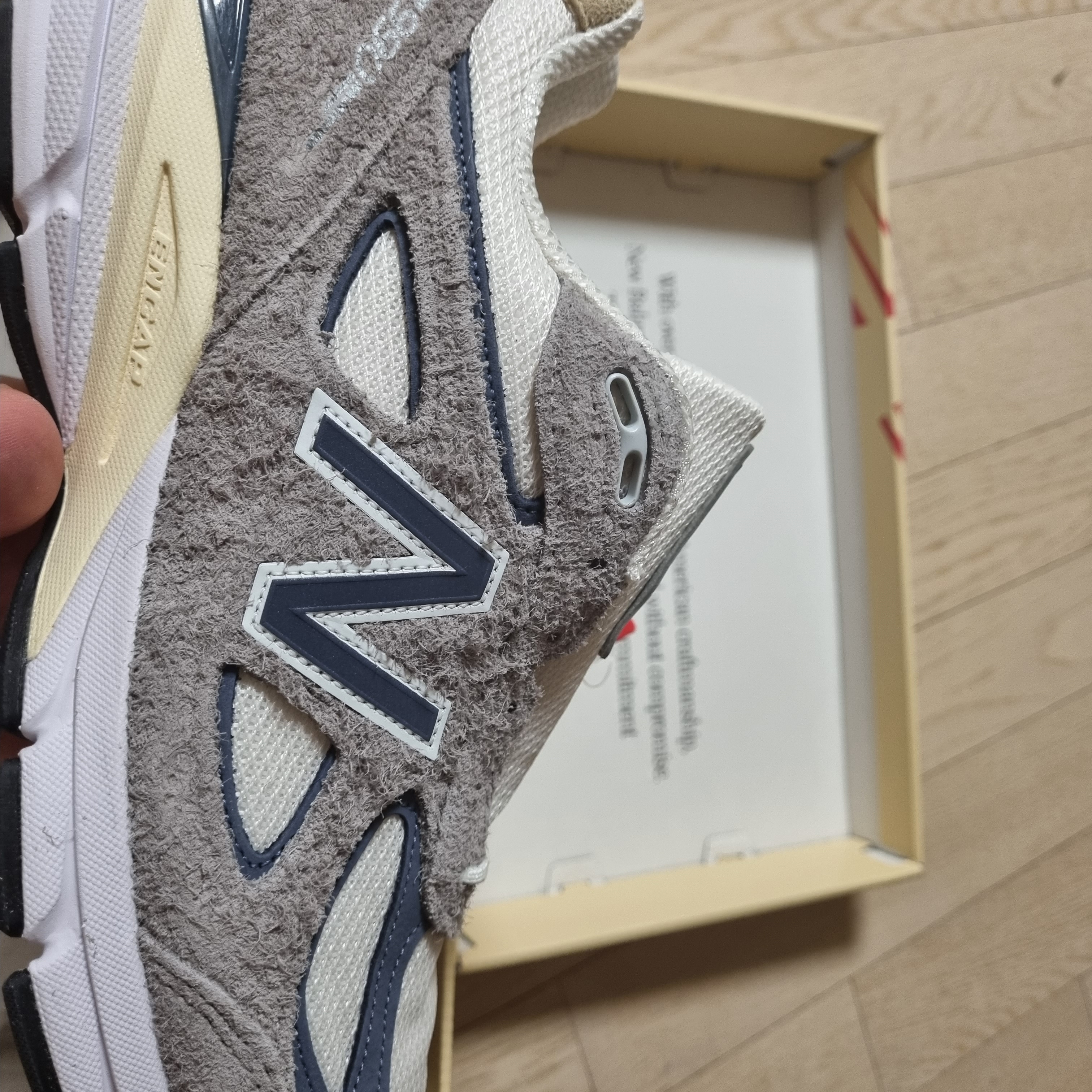 New Balance 990v4 Made in USA Gray Suede 착용 스타일 - 1