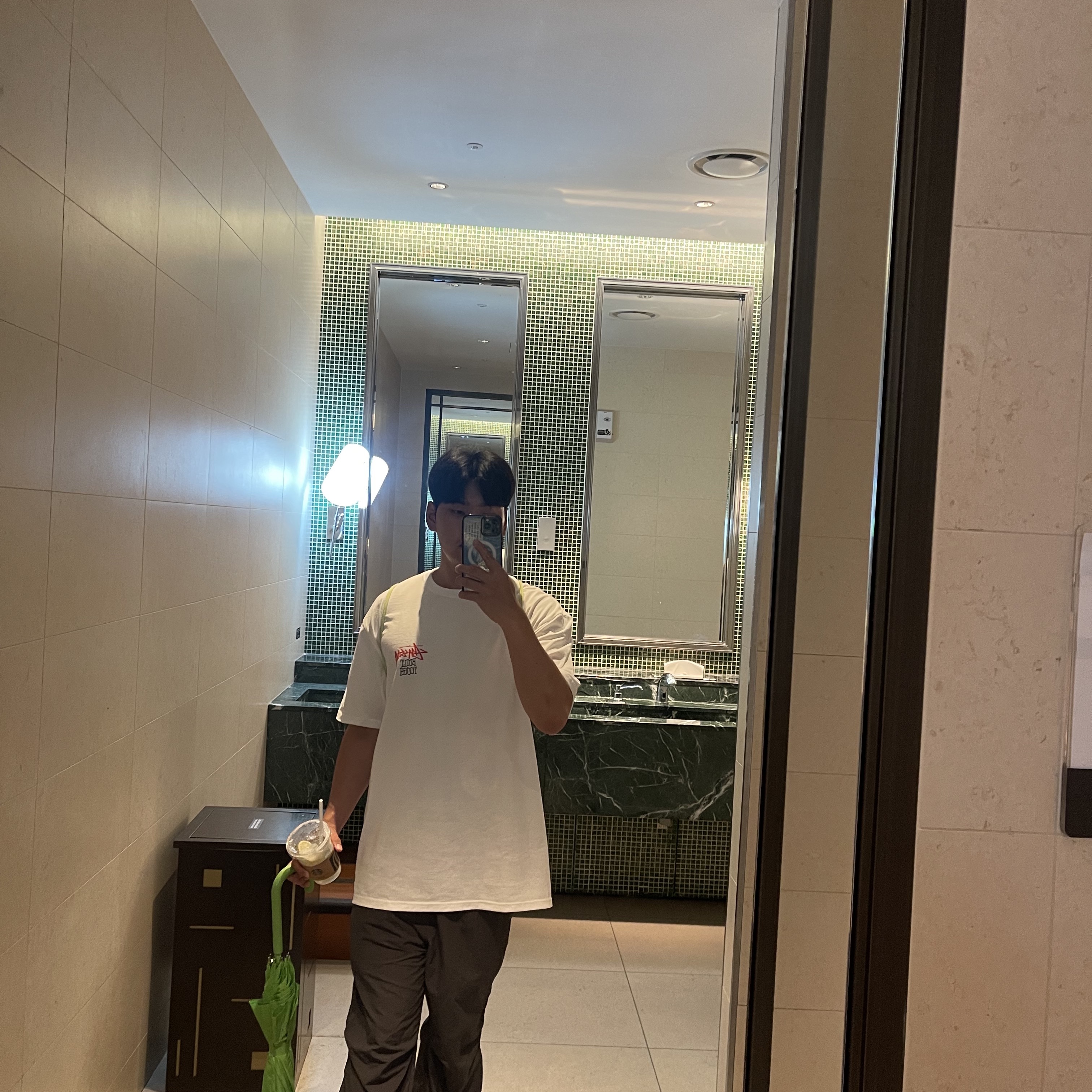 Stussy Built Tough T-Shirt White, IAB Studio Pigment Sack Apple Green 착용 스타일 - 1