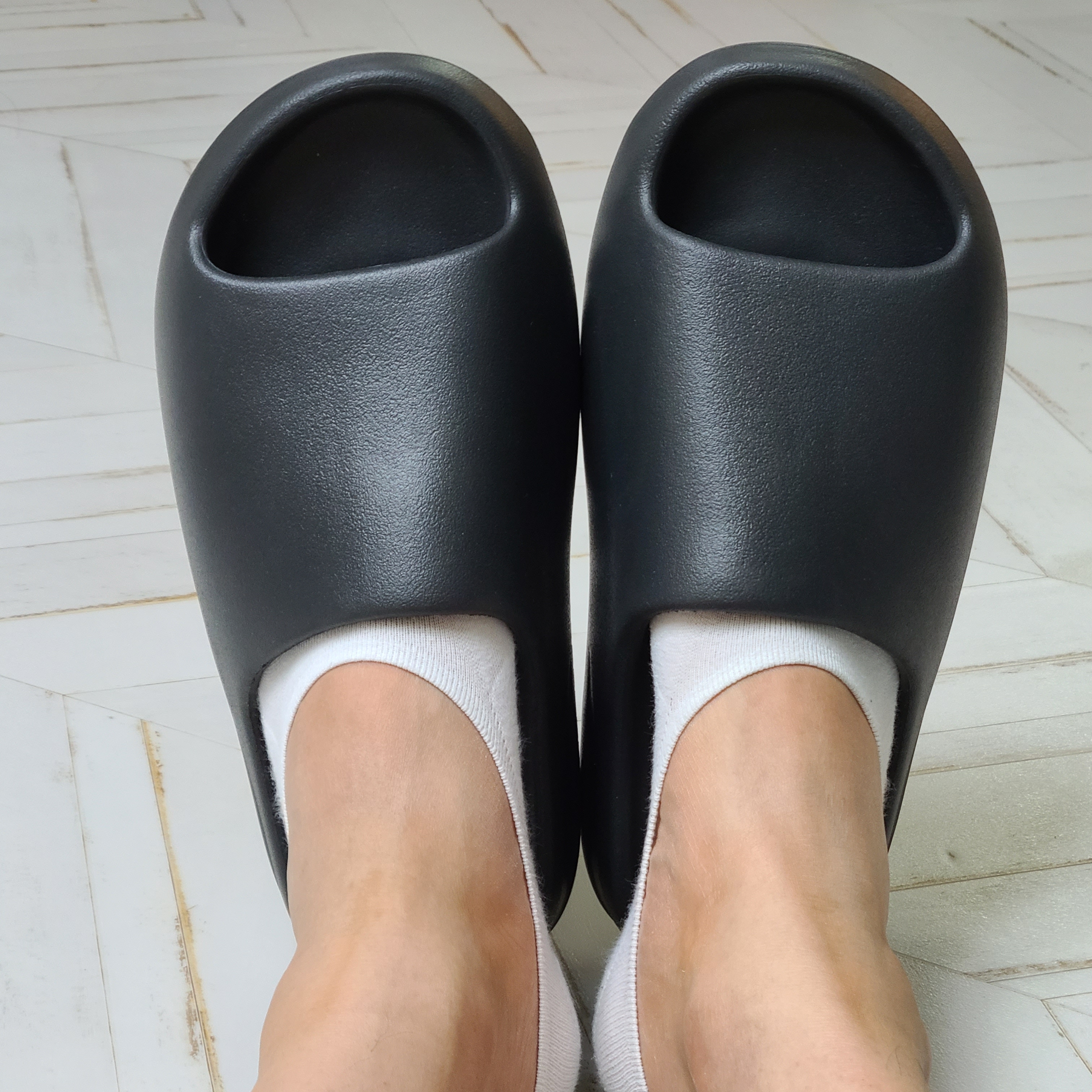 Adidas Yeezy Slide Onyx 착용 스타일