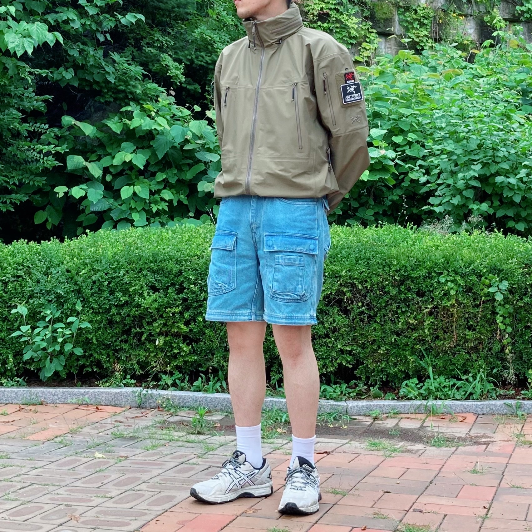 Arc'teryx LEAF Alpha Jacket Gen 2 Crocodile, Supreme Zip-Off Utility Pants Denim - 21FW 착용 스타일 - 2