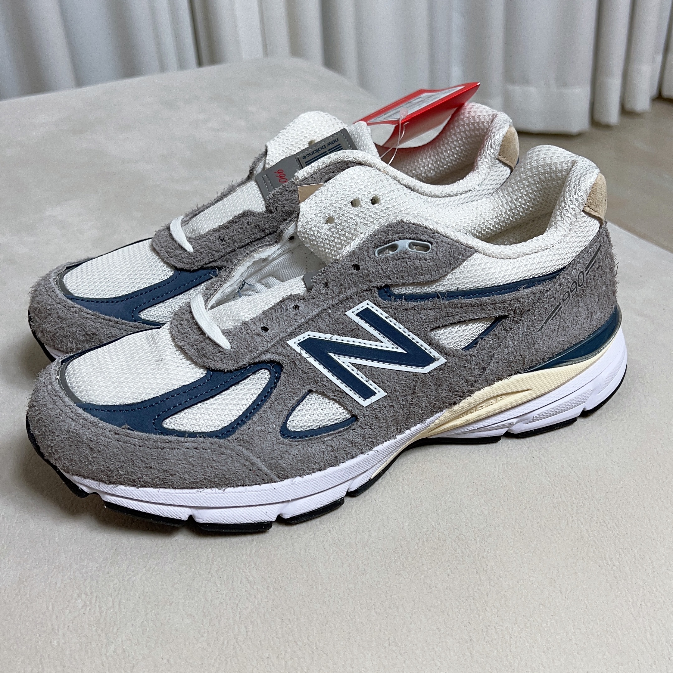 New Balance 990v4 Made in USA Gray Suede 착용 스타일 - 1