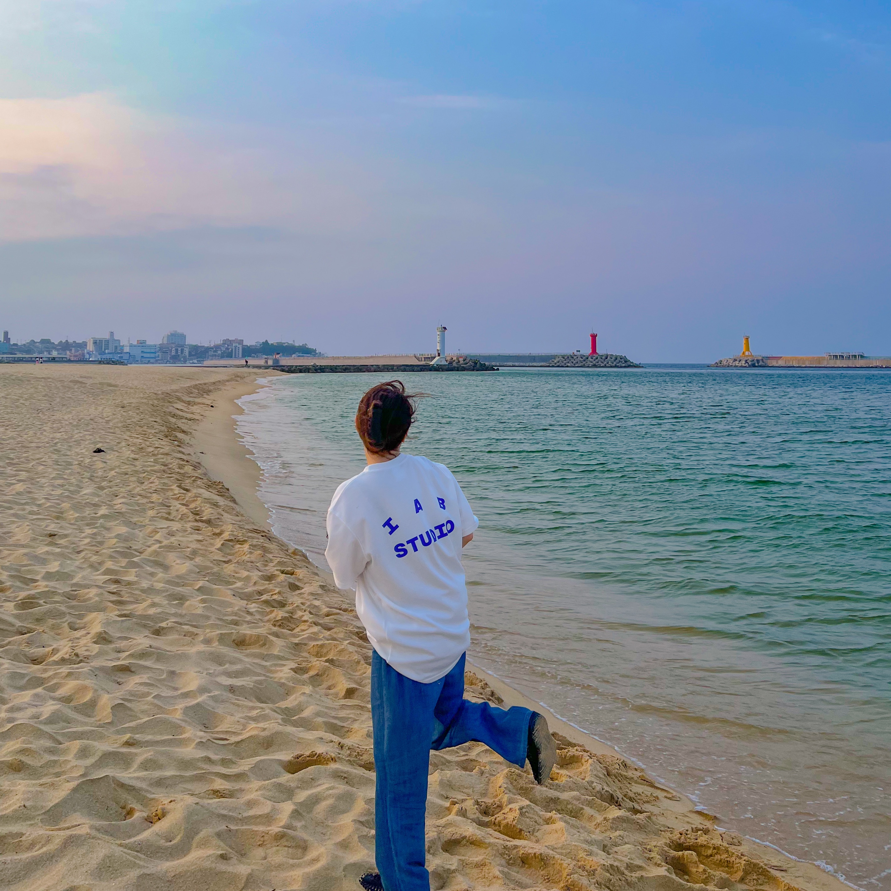 IAB Studio 10th Anniversary T-Shirt White, Keen Uneek Sandals Black 착용 스타일 - 1