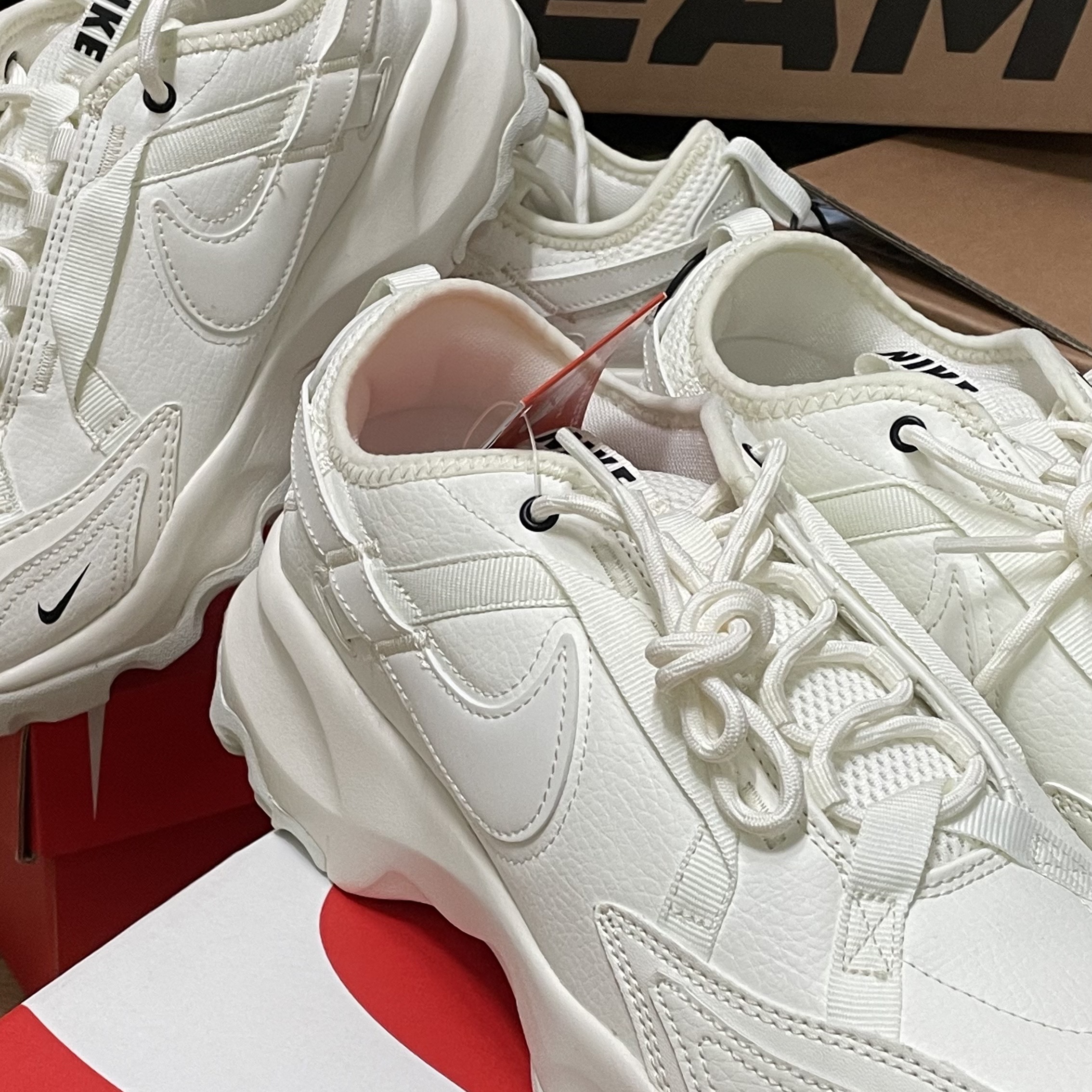 (W) Nike TC 7900 Summit White 착용 스타일