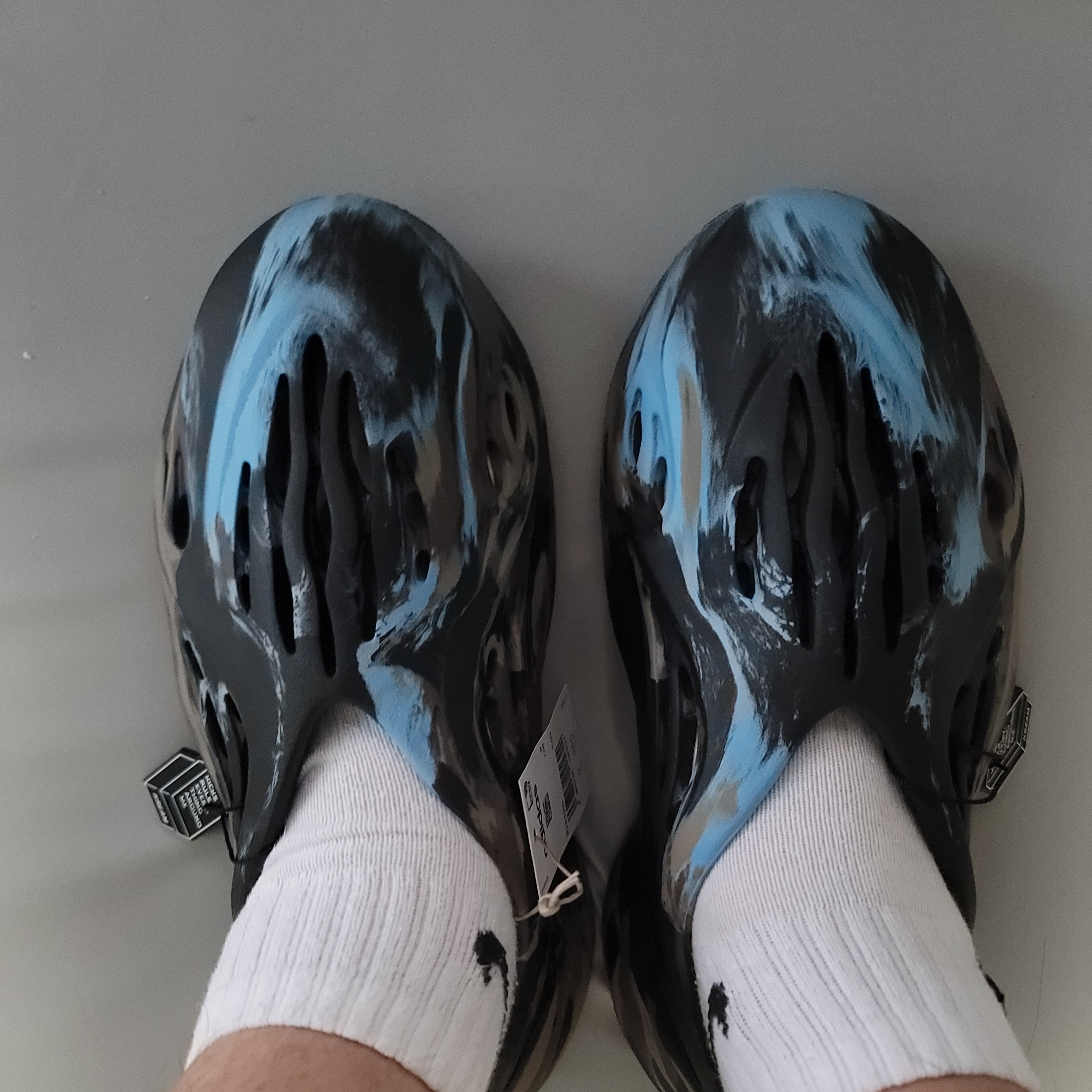 Adidas Yeezy Foam RNNR MX Cinder 착용 스타일