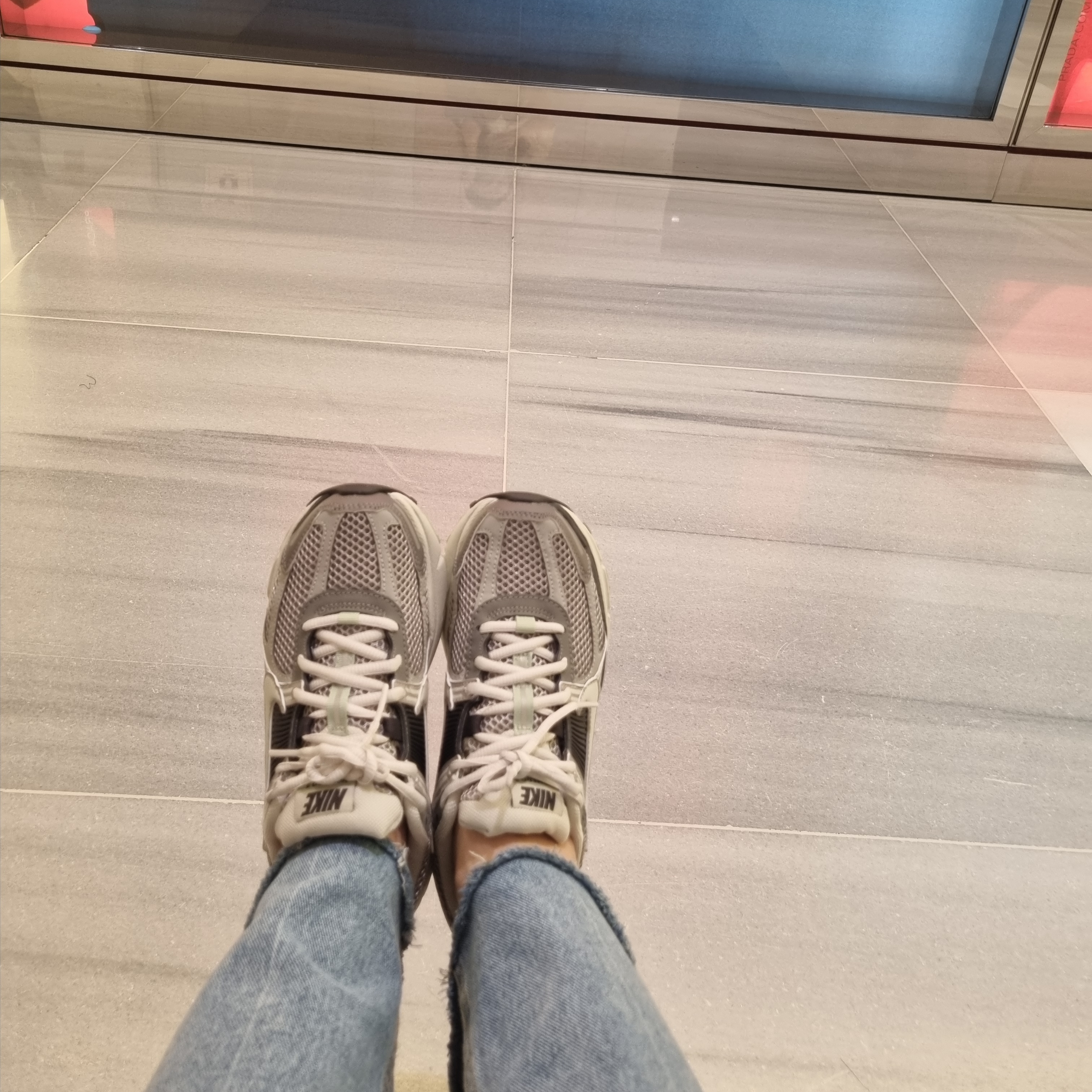 (W) Nike Zoom Vomero 5 Cobblestone and Flat Pewter 착용 스타일 - 2
