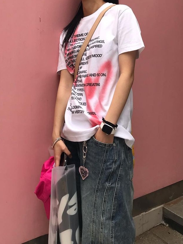The Museum Visitor Heart Sprayed T-Shirts White 착용 스타일