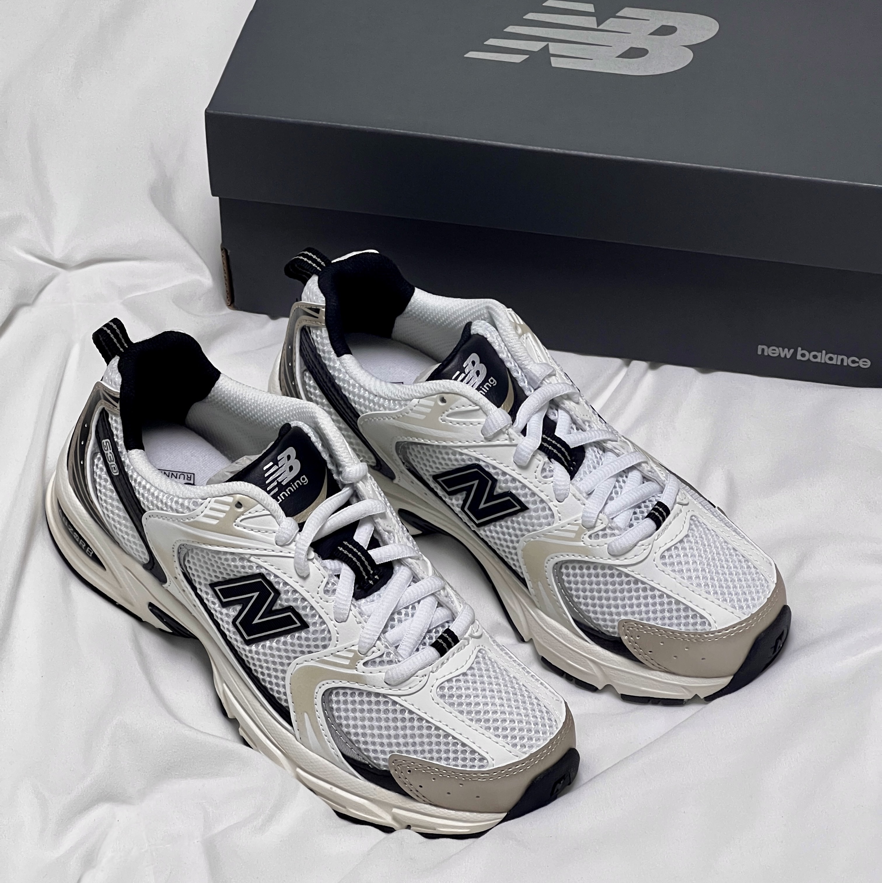New Balance 530 White Gold 착용 스타일 - 1