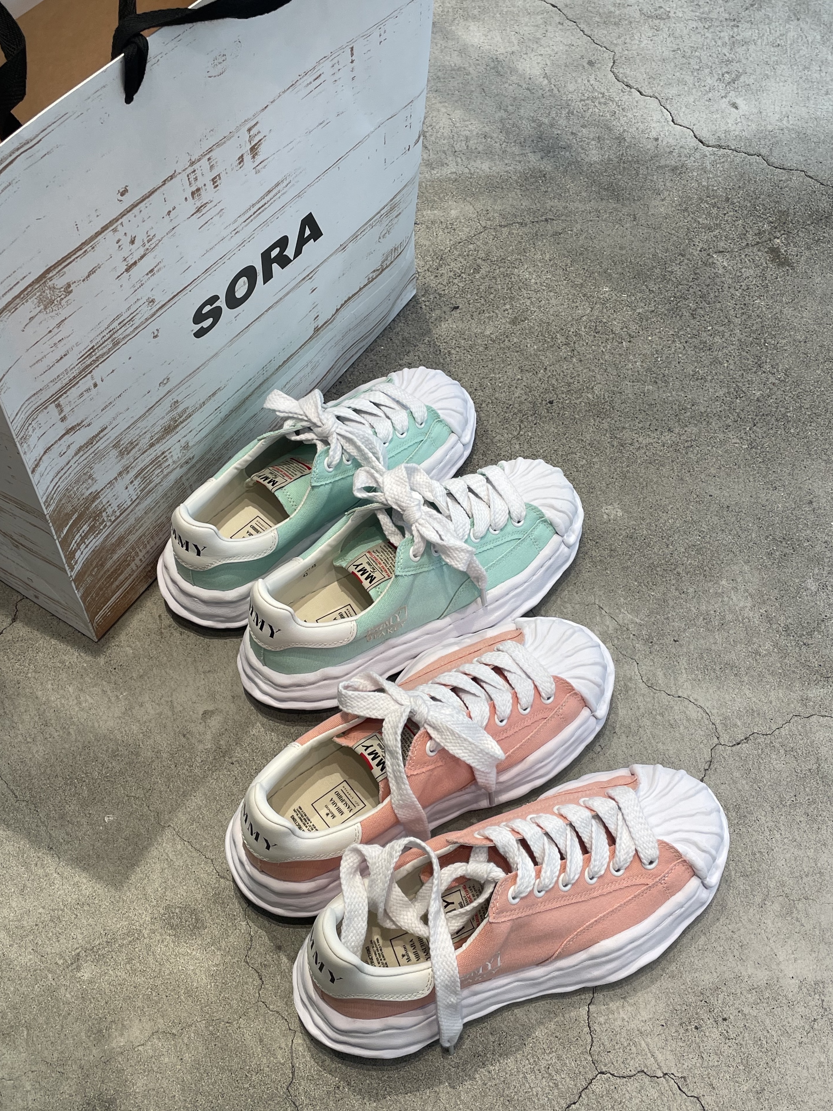 Maison Mihara Yasuhiro Blakey OG Sole Canvas Low-top Sneakers Black White, Maison Mihara Yasuhiro Blakey OG Sole Canvas Low-top Sneakers White 착용 스타일