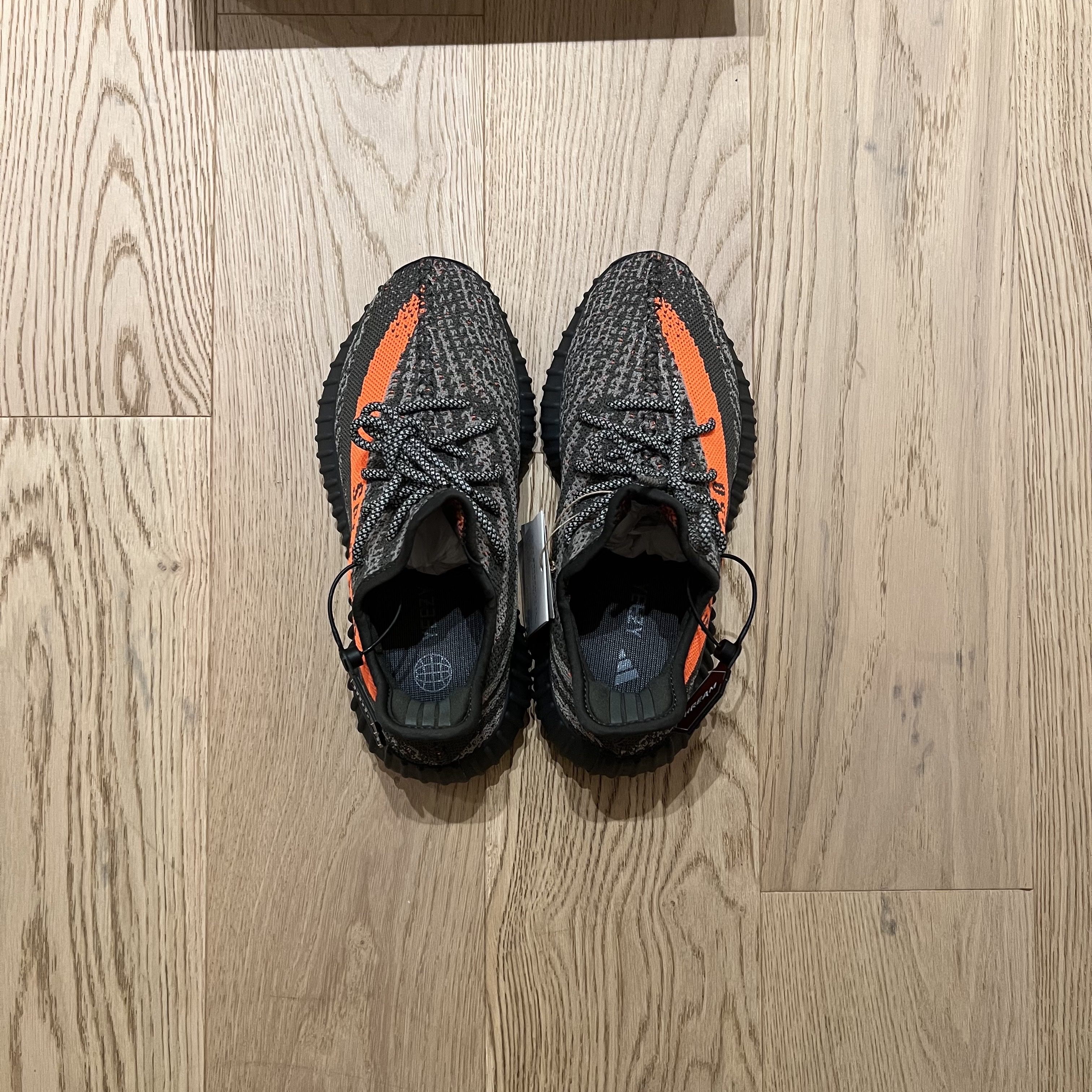 Adidas Yeezy Boost 350 V2 Carbon Beluga 착용 스타일