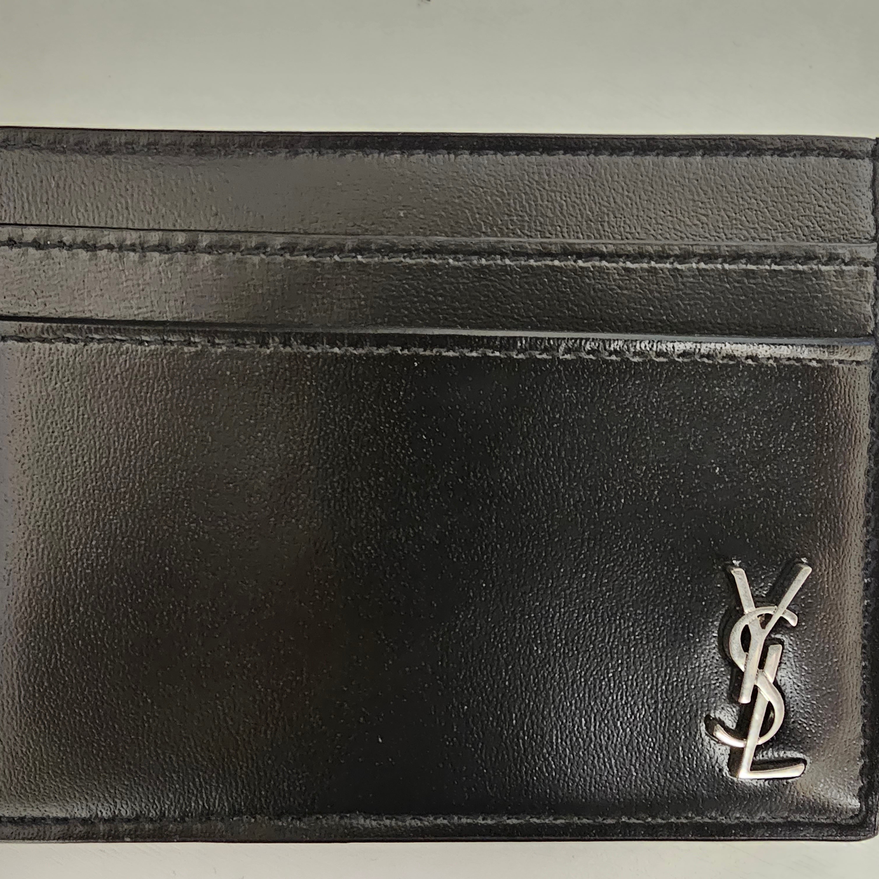 Saint Laurent Tiny Silver Monogram Card Case in Matte Leather Black 착용 스타일