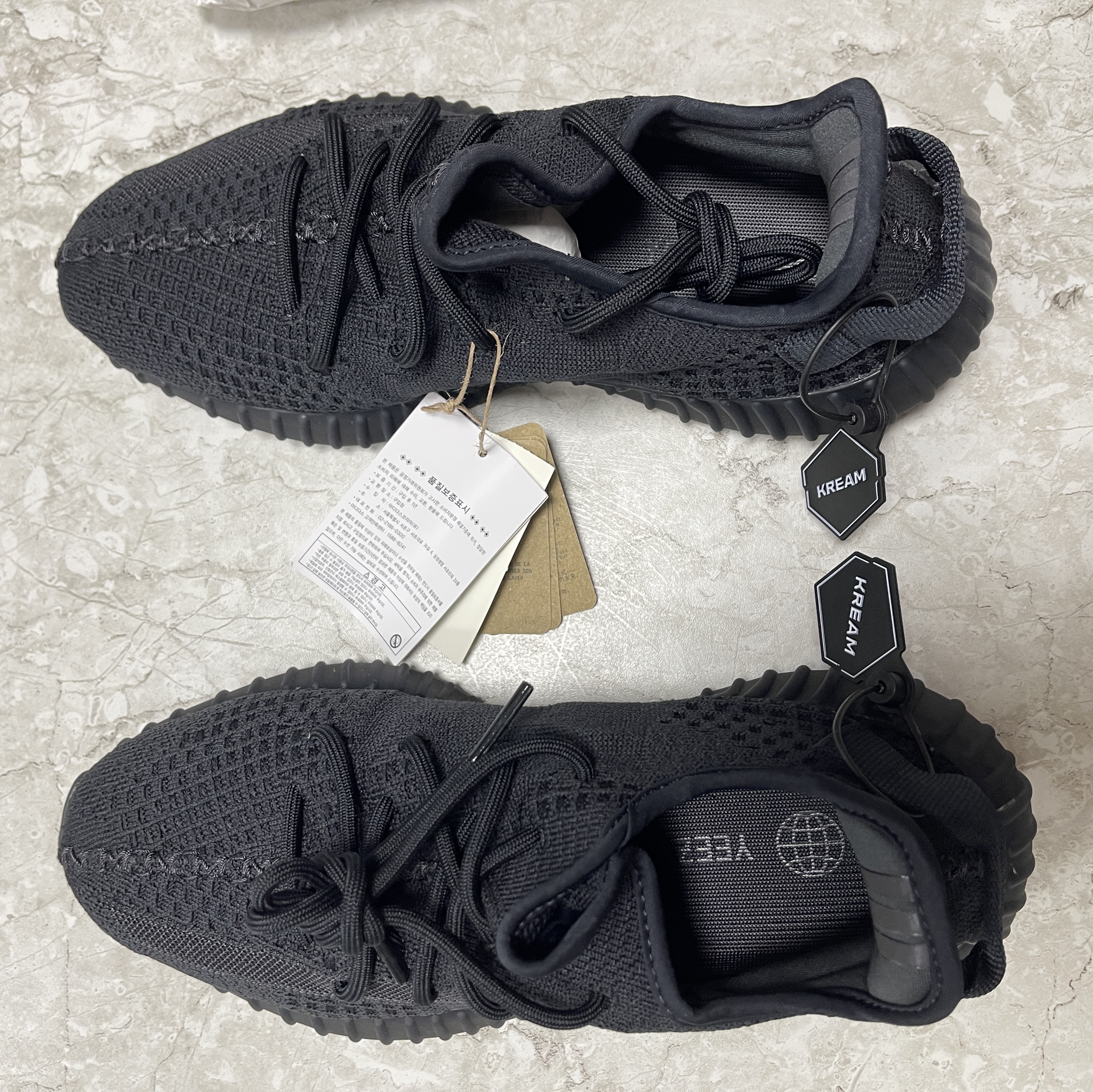 Adidas Yeezy Boost 350 V2 Onyx 착용 스타일 - 3