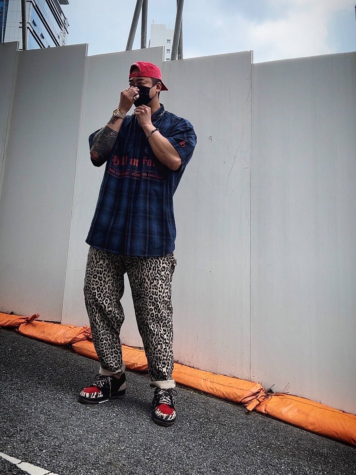 Supreme Pigment Canvas S Logo 6-Panel Red - 23SS, Supreme x MLB Kanji Teams T-Shirt Yankees Red - 22FW 착용 스타일 - 1