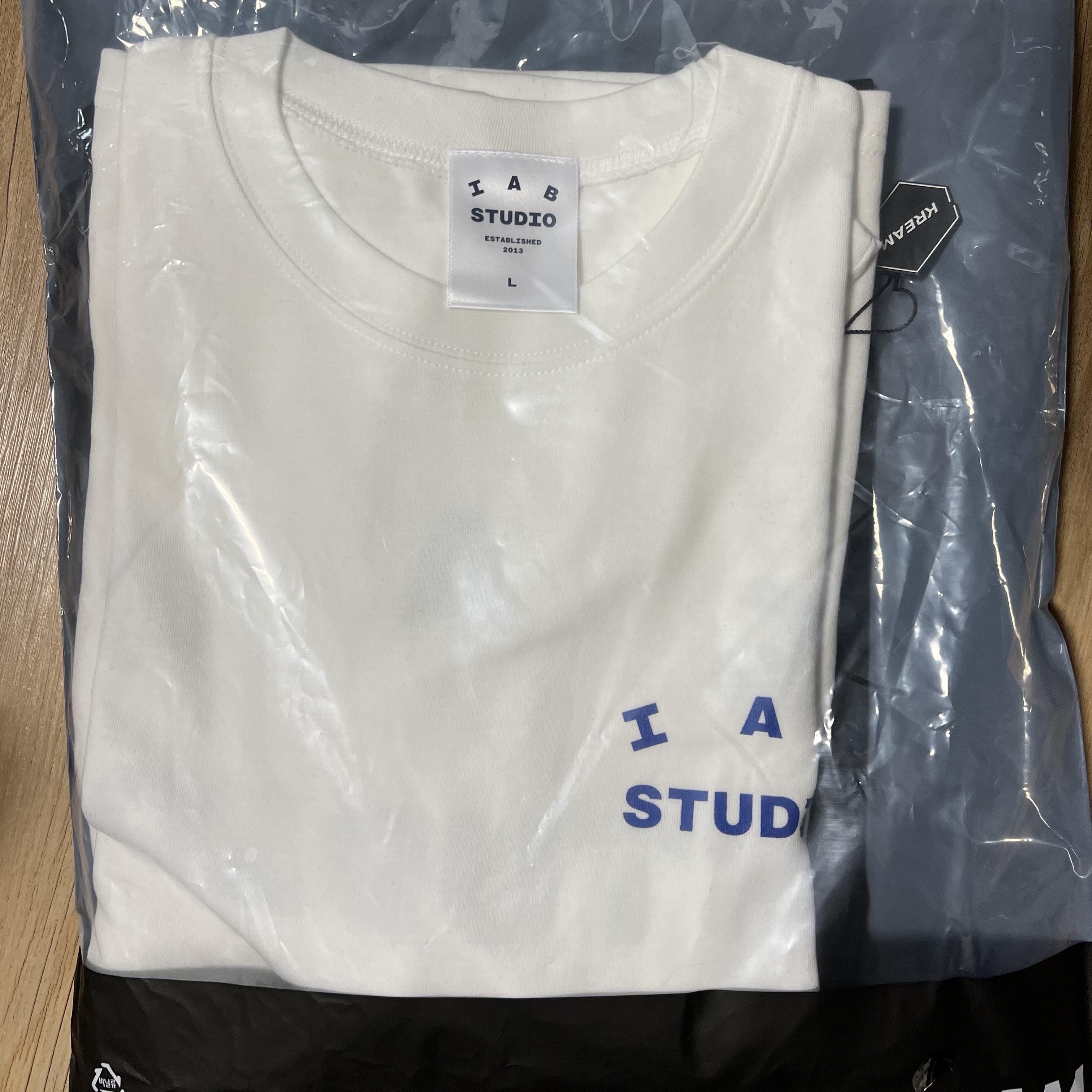 IAB Studio 10th Anniversary T-Shirts Pack White & Black (2 Pack) 착용 스타일