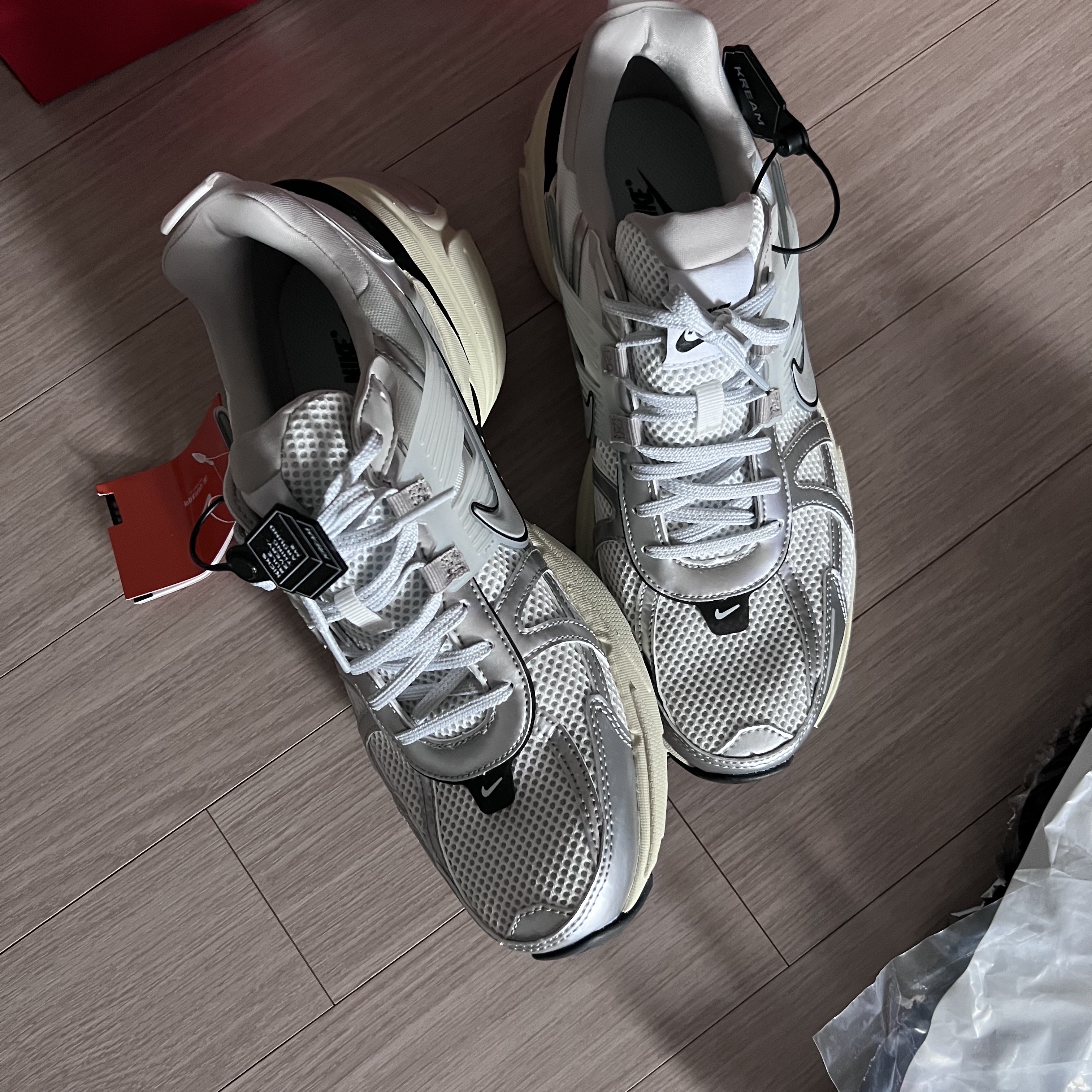 Nike V2K Run Summit White Metallic Silver 착용 스타일