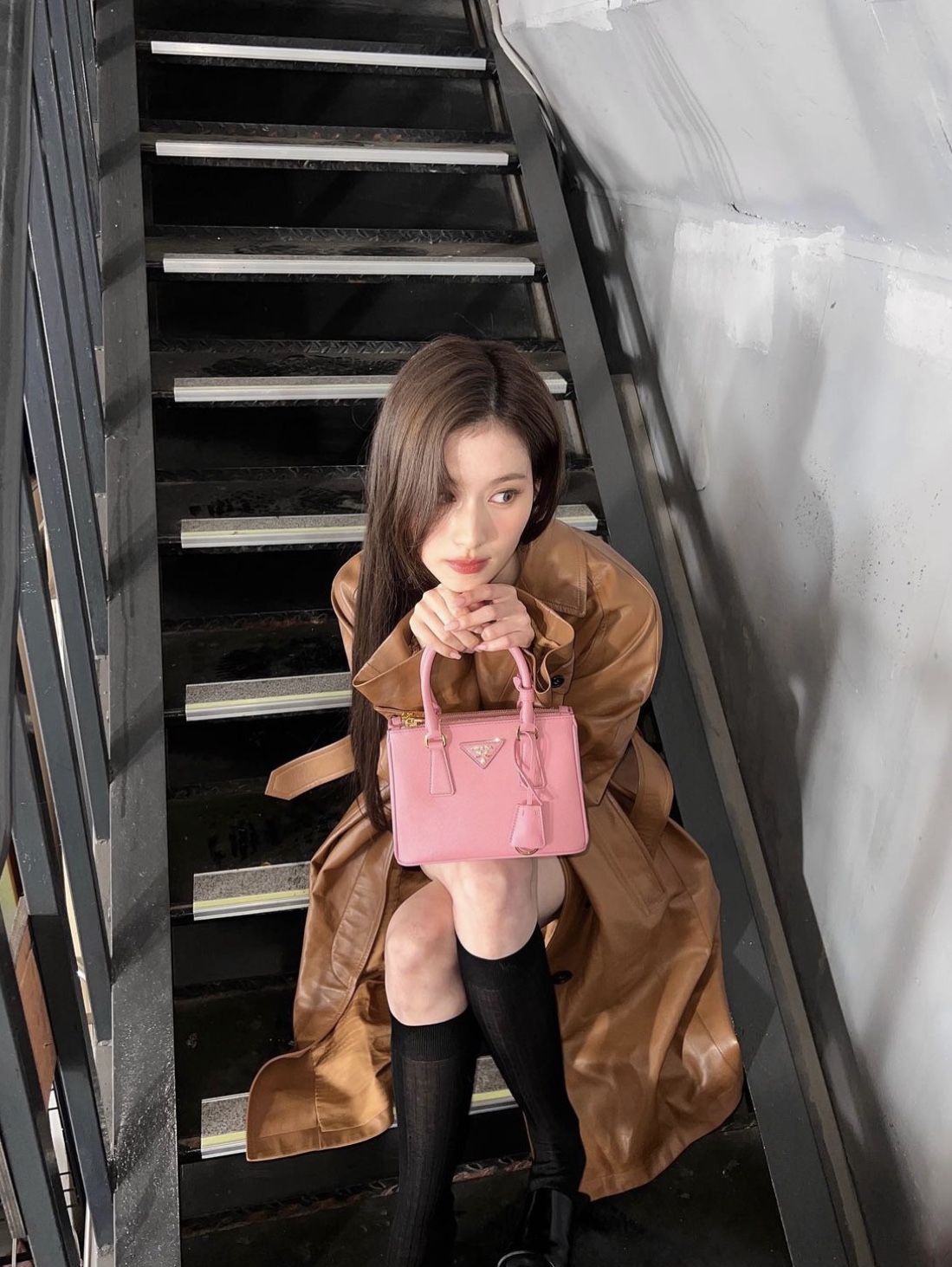Prada Saffiano Leather Mini Bag Petal Pink 착용 스타일 - 1