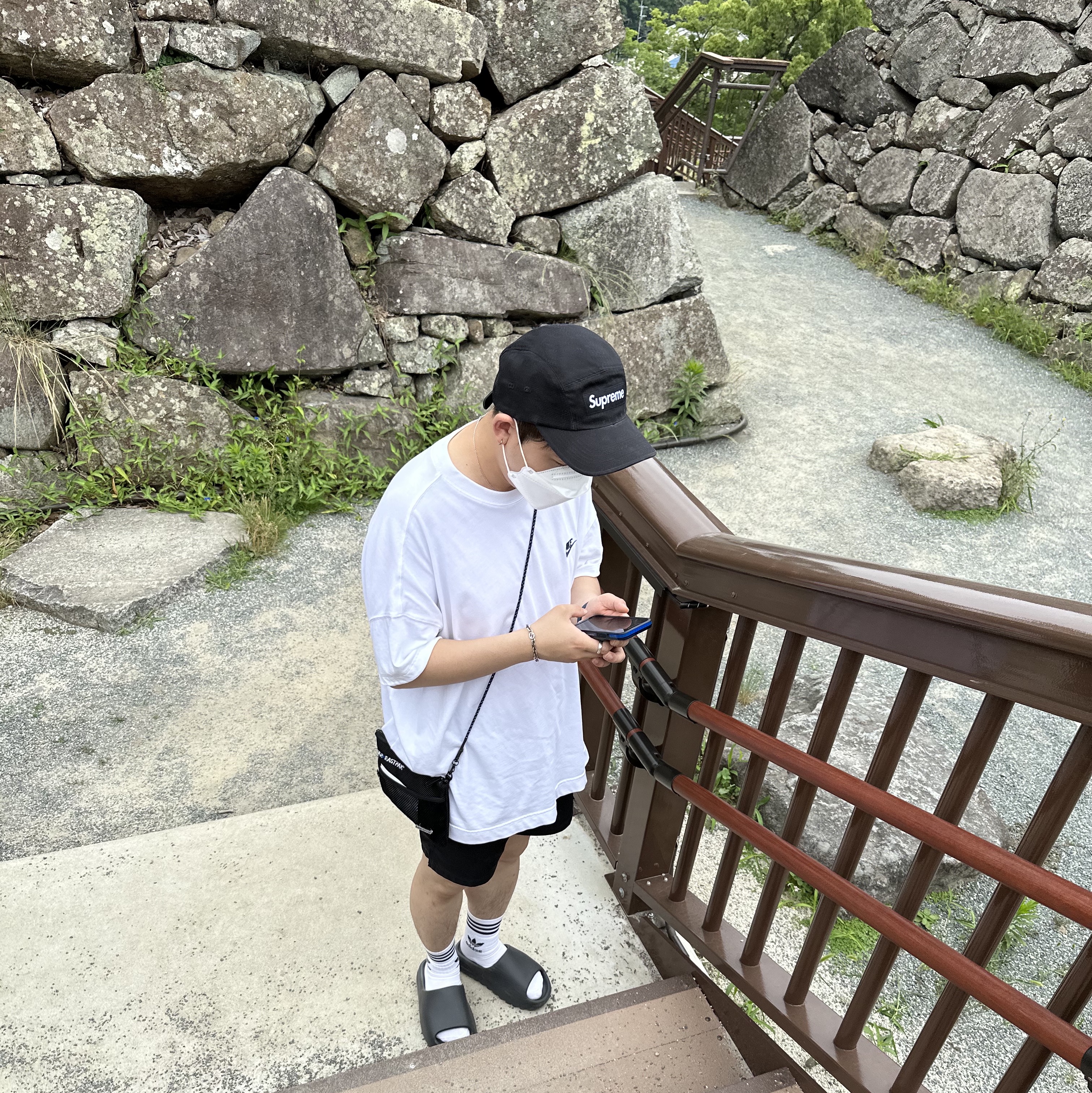 Adidas Yeezy Slide Onyx, Supreme Washed Chino Twill Camp Cap Black 착용 스타일