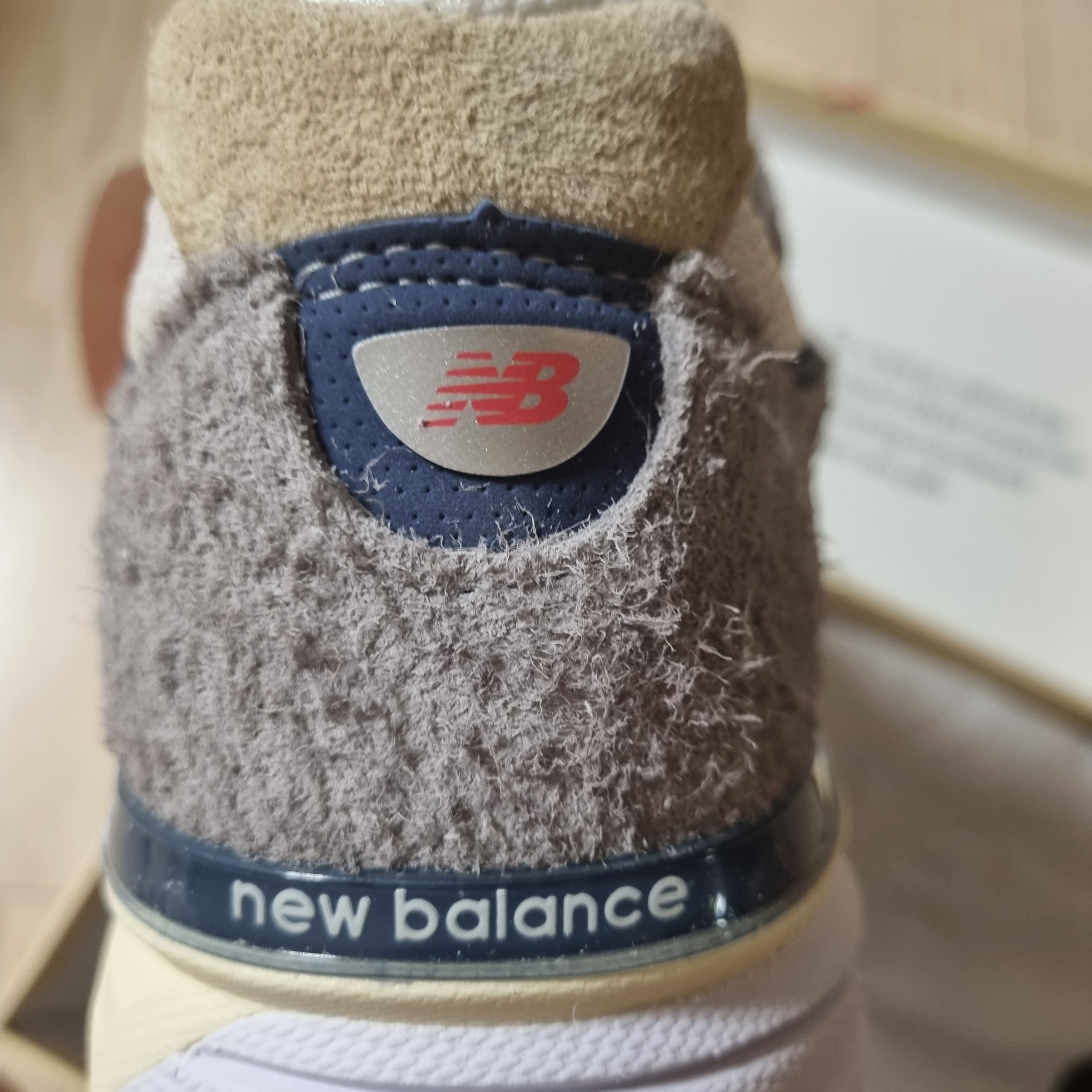 New Balance 990v4 Made in USA Gray Suede 착용 스타일 - 3