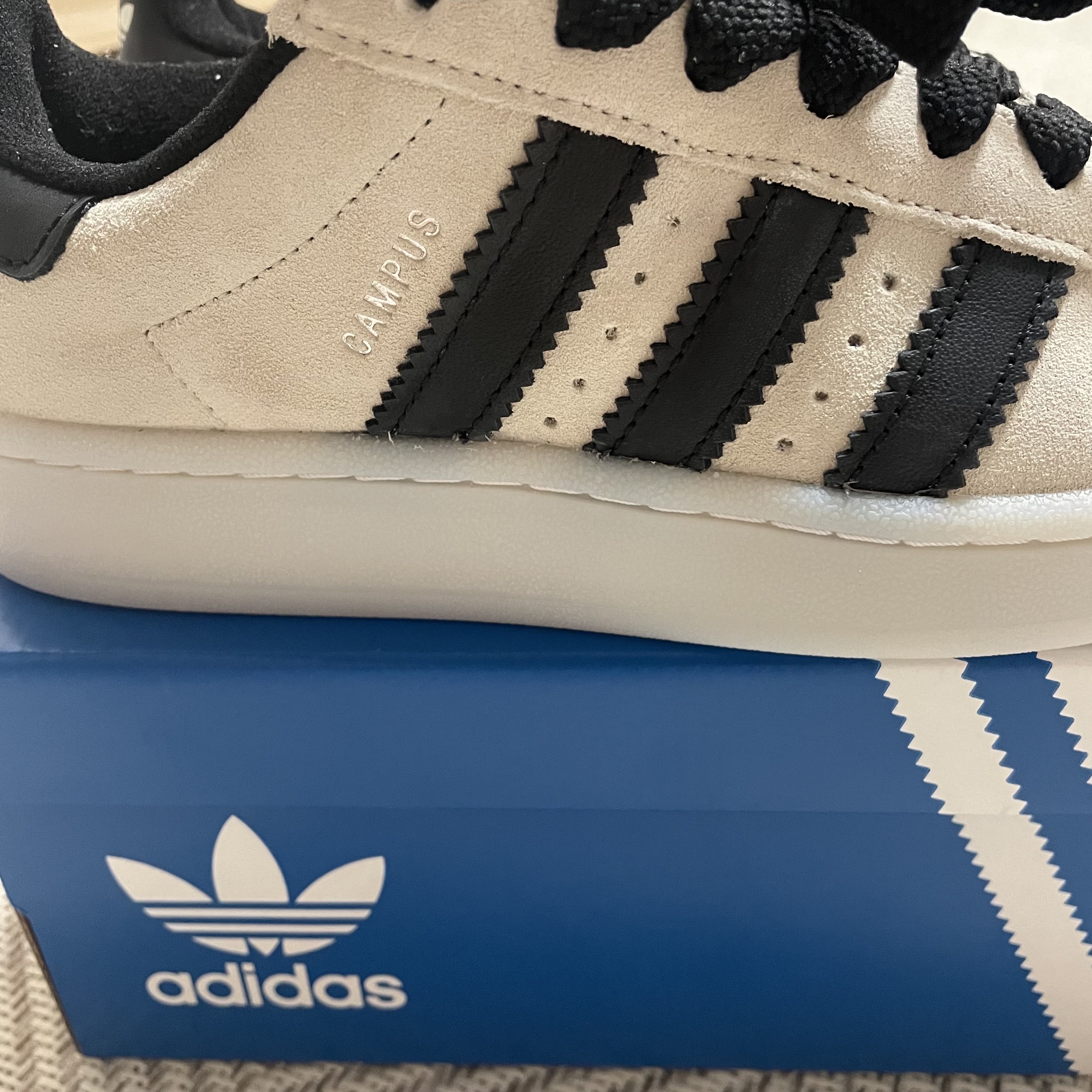Adidas Campus 00s Aluminium Core Black 착용 스타일 - 2
