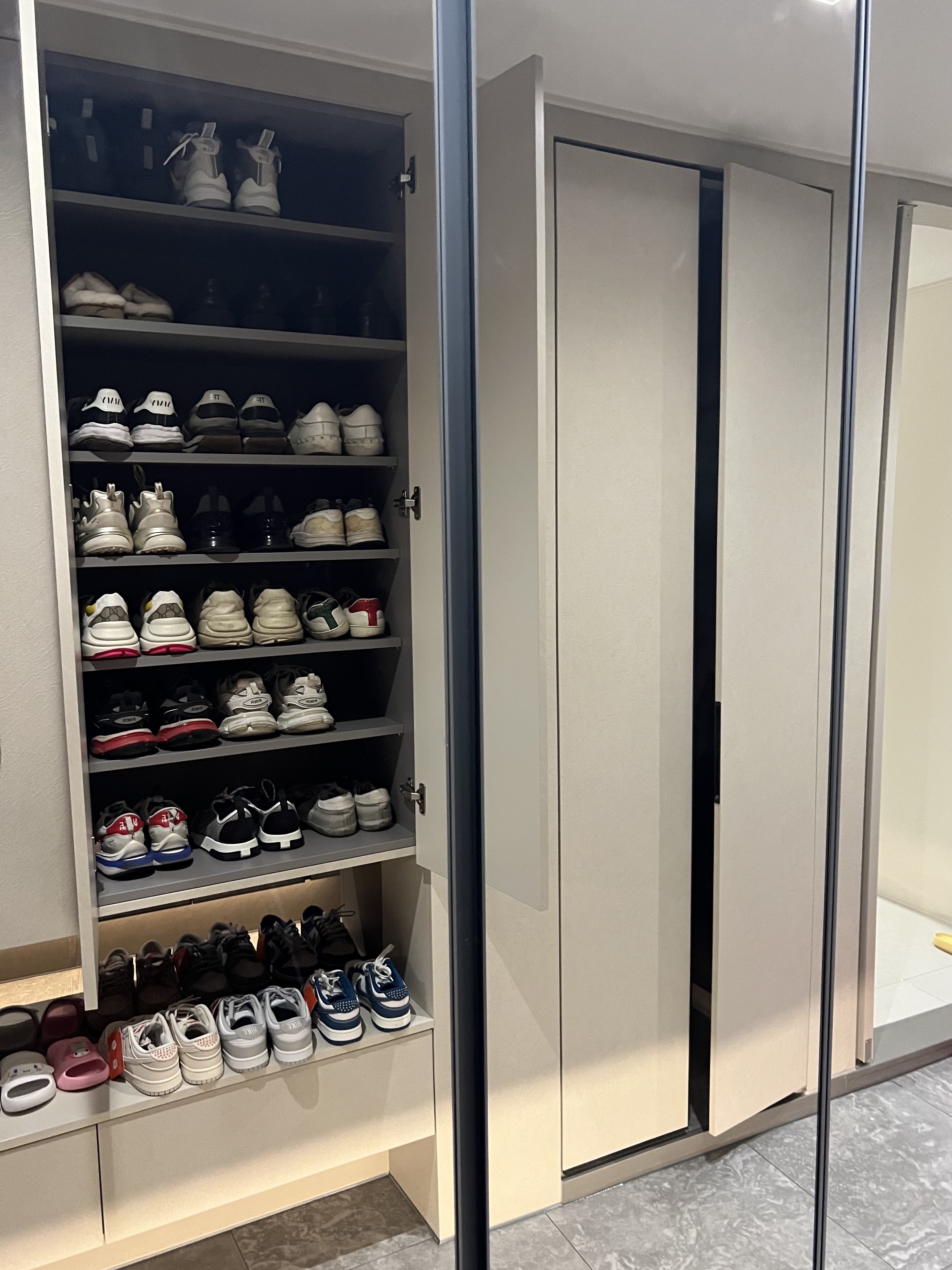 Gucci Rhyton Leather Sneakers Distressed Ivory, Nike x Sacai VaporWaffle Royal Fuchsia 착용 스타일
