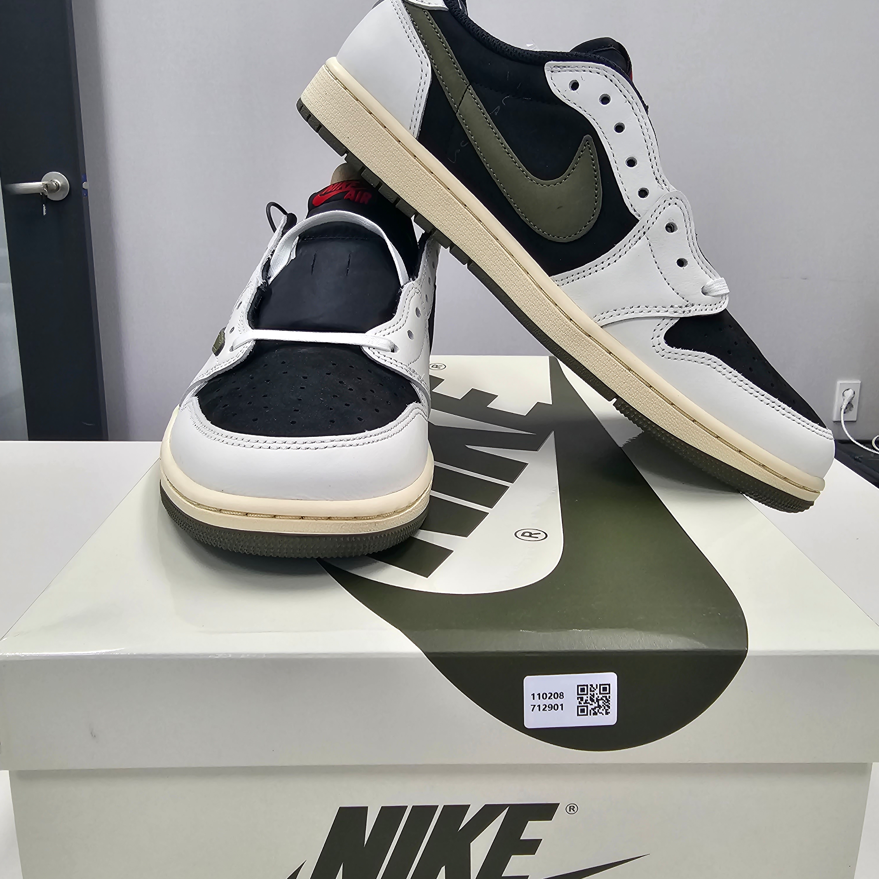 (W) Jordan 1 x Travis Scott Retro Low OG SP Medium Olive 착용 스타일 - 3