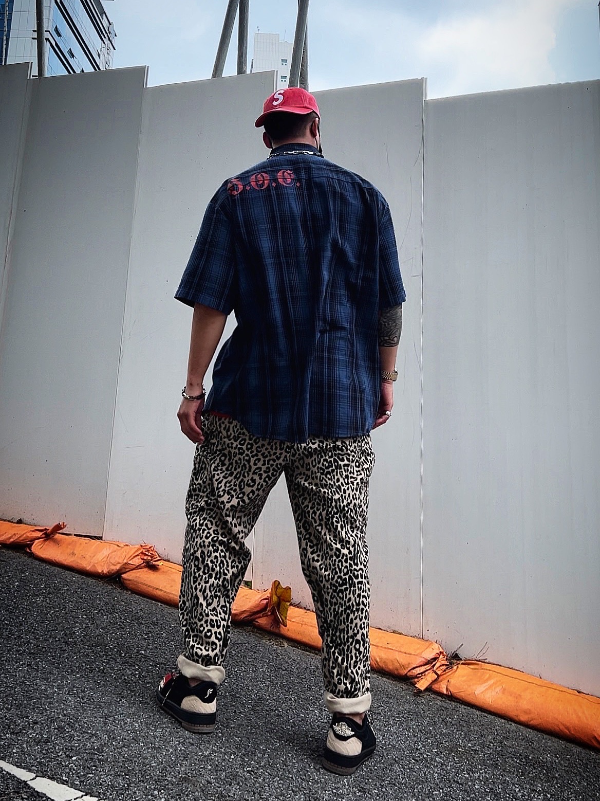 Supreme Pigment Canvas S Logo 6-Panel Red - 23SS, Supreme x MLB Kanji Teams T-Shirt Yankees Red - 22FW 착용 스타일 - 2